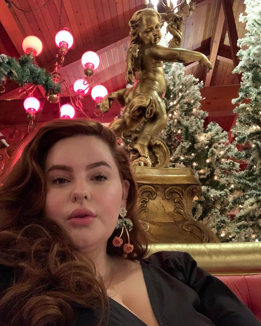 テス・ホリデーのインスタグラム：「Only 1 of us is an angel IRL ✨」