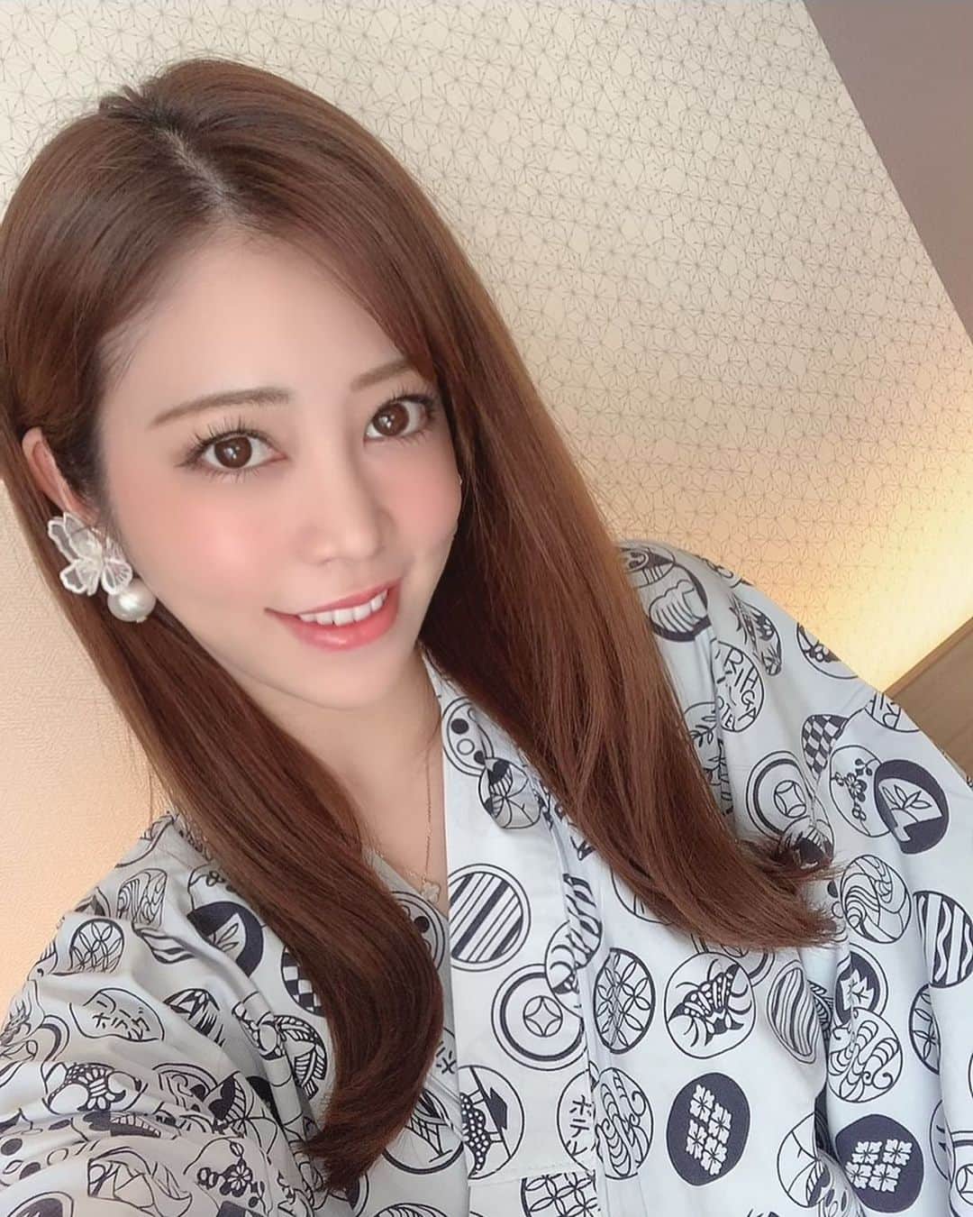 薄井美樹のインスタグラム：「．      ずっと外ハネ やってみたかったの💓  ……できてるかな🥺？     ．」