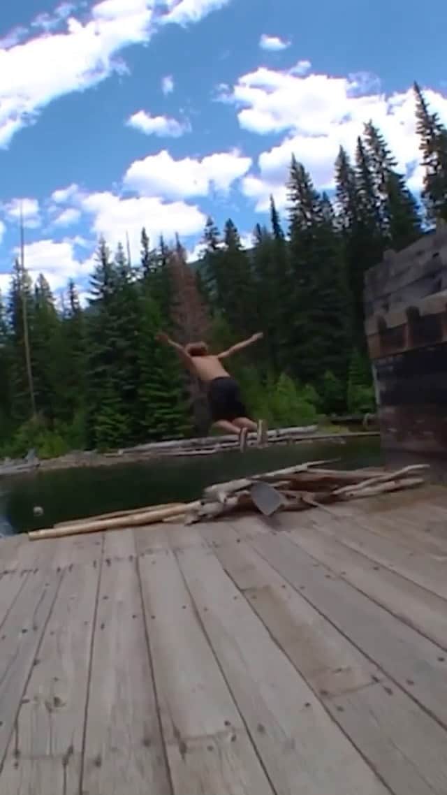 ボルコムのインスタグラム：「🗣 @simonbannerot ditch surfing from the #VolcomXGirl ‘Pretty Stoned’ trip! 📹 @JohnMarello  👉🏽 vol.cm/xgirl 👈🏽」