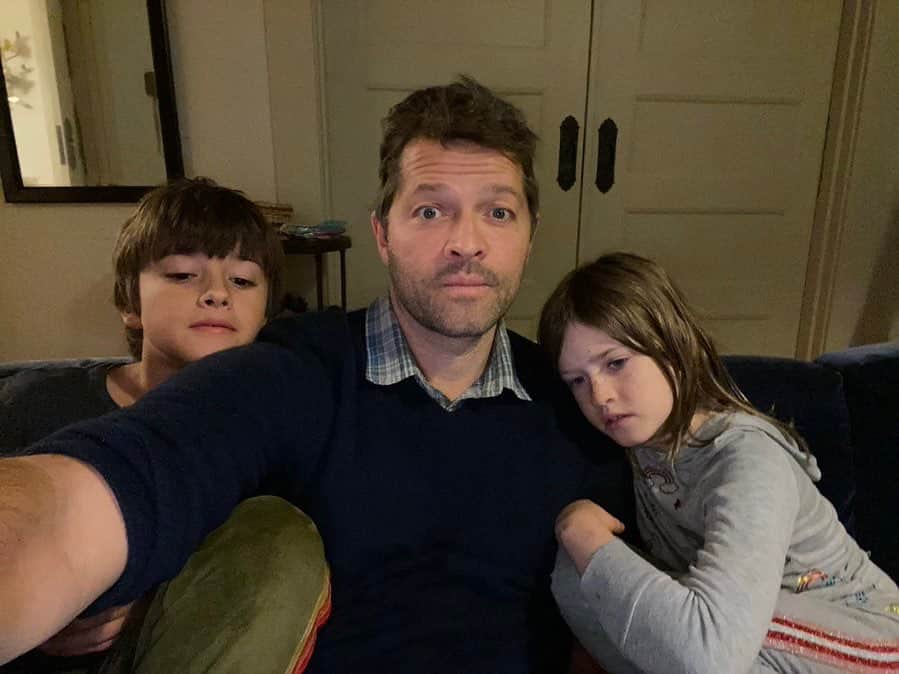 ミーシャ・コリンズさんのインスタグラム写真 - (ミーシャ・コリンズInstagram)「We are nestled in to watch the last episode of #Supernatural. This will be the first full episode the kids watch, so I'll have a lot of explaining to do, but needed someone to hold me.」11月20日 10時32分 - misha