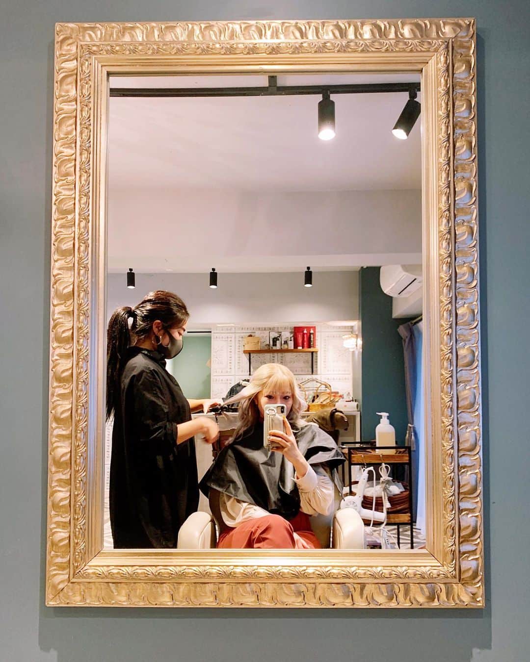 住谷杏奈さんのインスタグラム写真 - (住谷杏奈Instagram)「東京美髪研究所で シャンプートリートメントセットを👱‍♀️ 自分が通いたいが為に作ったお店です🤫 ･ それが今となっては たくさんのお客様に来ていただけるお店となって 本当に嬉しいです🥺 ･ ･ もうね、 家でシャンプーするまではいいんだけど、 乾かしてセットするのが本当に面倒くさくて 気が遠くなっちゃう😢 ものすごいブリーチしてるから 髪の毛が乾かない乾かない。 自分で乾かすと1時間以上かかるの🥺 ･ セットはストレート仕上げではなく、 ナミ巻きしてもらいました😊 miiありがとう😊 ･ @tokyo_bihatsu_lab #hairsalon #恵比寿美容院 #ミネコラトリートメント」11月20日 10時40分 - annasumitani