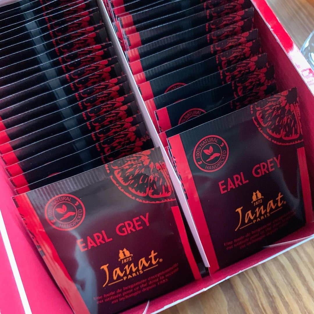 あゆまっくすさんのインスタグラム写真 - (あゆまっくすInstagram)「﻿ ﻿ ◆Janat(ジャンナッツ) "ラッキー"﻿ ヘリテージ アールグレイ 50ティーバッグ﻿ ﻿ ﻿ フランスの紅茶ブランド、Janat ( @janat_paris )の﻿ アールグレイティーでおうちカフェ🍰﻿ ﻿ 今回は手軽に紅茶が楽しめるティーバッグを使って﻿ レトロな洋菓子屋さんのいちごショートケーキとの﻿ ペアリングを楽しみました。﻿ ﻿ ベルガモットの爽やかな香りが香る紅茶には﻿ 甘酸っぱいいちごがたっぷりのケーキがぴったり！﻿ 相乗効果により香りや味わいを強め合い、﻿ さらにおいしくなります。﻿ ﻿ 今年のクリスマスケーキも例年通りいちごショートを買う予定なので、ジャンナッツの紅茶と合わせて楽しもうと思っています。楽しみ〜🥰🎄﻿ ﻿ ‎⋆ ･‎⋆ ･‎⋆ ･‎⋆」11月20日 10時44分 - ayumax666