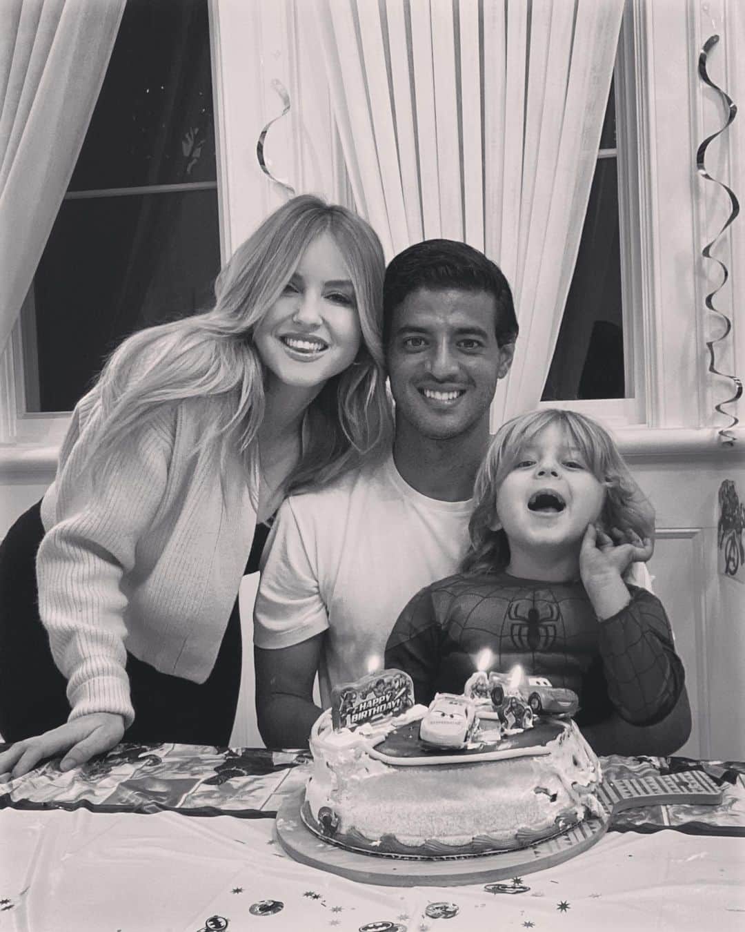 カルロス・ベラのインスタグラム：「Romeo cumple 4 🥳 !! Donde está el botón de stop para parar el tiempo 🙁」