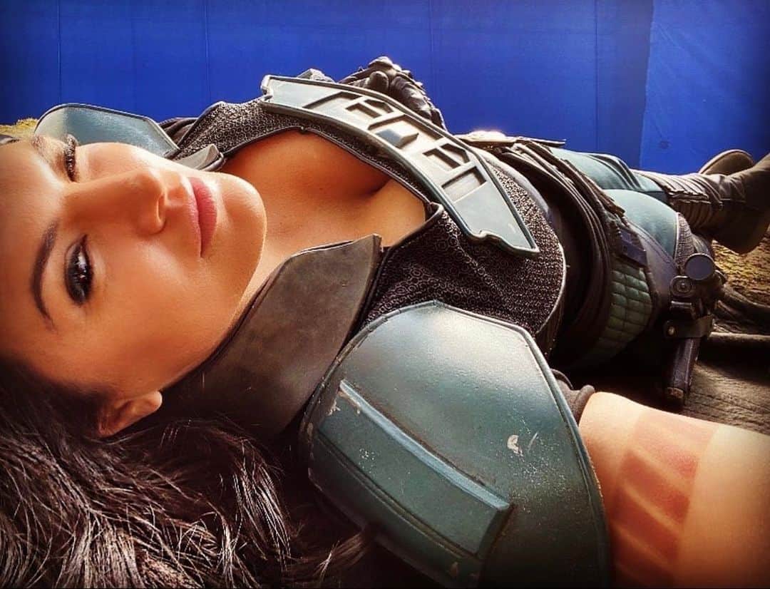 ジーナ・カラーノのインスタグラム：「Let’s do this.  #TheMandalorian Season 2 Episode 12 directed by Carl Weathers.. brought to you by rebel shock trooper near you. 💖 #CaraDune Never give up.」