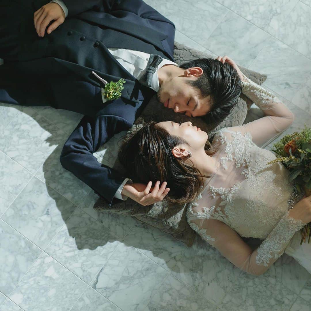 SWITCH SHOOTING PHOTO MAISONのインスタグラム：「スタイリングにこだわった大人オシャレなウェディングフォト✨ . SWITCH表参道SpecialPlan 年内平日撮影限定！ 和装&洋装セットプラン 衣装選び放題✨ . 年内中に撮影を済ませたいお客様！ ぜひお得なこの機会にご予約ください お問い合わせや来店予約はHPかメールで✉️ 　@switch.omotesando TOPから👍🏻 . . 表参道 @switch.omotesando﻿ 大阪 @switch.umeda ﻿ 横浜 @switch.yokohama﻿ 札幌 @switch.sapporo﻿ 鹿児島 @switch.kagoshima﻿ 品川 @switch.shinagawa﻿ . #switch表参道#switchomotesando #前撮り#後撮り#ウェディングフォト#フォトウェディング#フォトスタジオ #ブライダルフォト#結婚写真#結婚式前撮り#プレ花嫁﻿#花嫁準備﻿#ブライダルヘア#ウェディングヘア#おしゃれ花嫁#ドレス試着#結婚式#日本中のプレ花嫁さんと繋がりたい#ウェディングドレス#カラードレス#タキシード#和装前撮り#色打掛#白無垢#韓国フォトウェディング#関東花嫁﻿#東京花嫁」