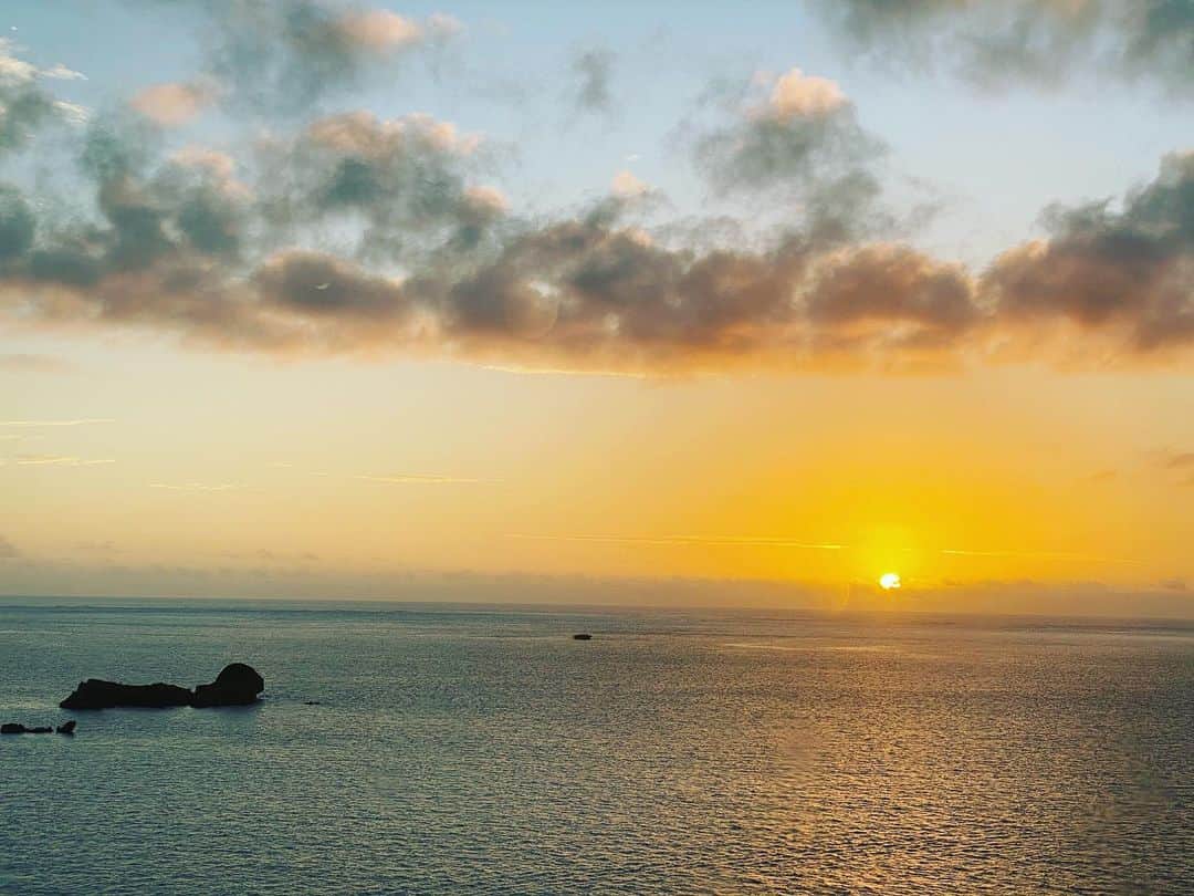 森恵さんのインスタグラム写真 - (森恵Instagram)「朝陽と波の音で目が覚める幸せ。  #沖縄 #今日もスタッフの皆と諸々気をつけながら頑張ります！」11月20日 10時53分 - morimegumi_official
