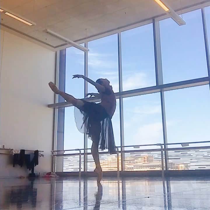 のインスタグラム：「・ Studio time💕  スタジオにて💕  Pointe shoes/トウシューズ: @capezio   #ballet #ballerina #artist #studio #practice #balance #houstonballet #バレエ　#バレリーナ　#自主練」