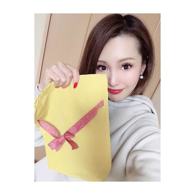 田中里依奈さんのインスタグラム写真 - (田中里依奈Instagram)「本当に使って良かったシリーズ🌸 「だいじょうぶせっけん」 この石鹸は、肌の弱い奥様のために、ご主人が作ったという素敵なエピソードの石鹸😊✨ 全て天然素材で、一つ一つ手作業で作られているとの事✨ 国産シルクから抽出した、シルクフィブロインという、肌に優しいタンパク質を使用、汚れをしっかり落としながら、潤いも与えてくれる💓 洗顔の後って乾燥しがちだけど、コレは乾燥しない🙌お肌モチモチです🥰 お肌に優しいから、敏感肌の方はもちろん、赤ちゃんでも大丈夫👶 . ギフト用のバックは、工場で捨ててしまうものを使い作ったそう。 リサイクルではなく、リプロダクトとして考えられたバック✨ とても素敵な取り組みです😄 トートバックとしても使える➰❤️ 大切な人へのプレゼントにもおすすめです🎁 . #だいじょうぶ社#だいじょうぶせっけんしっとり#だいじょうぶせっけん#せっけん#オーガニックコスメ#パッケージかわいい#デザイン#パッケージデザイン#おしゃれ#Babyギフト#babygift#プチギフト#上質な暮らし#プチギフト候補」11月20日 11時04分 - riina_tanaka