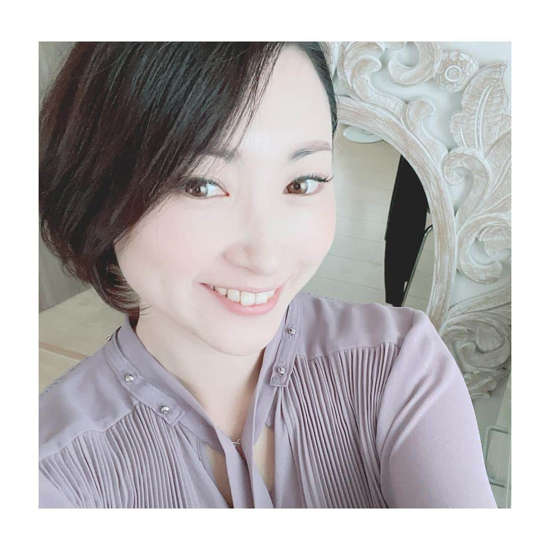 鎌田聖菜さんのインスタグラム写真 - (鎌田聖菜Instagram)「＼もったいないから"サキ読み"しないっ！！／﻿ ﻿ 12/8(火)発売の私の初著書「運命を変える鏡の本。」について、私の大好きな友人から、こう断言されました。﻿ で、でもね、あのね、本音を言ってもいいですか？﻿ ﻿ 　﻿ 「サキ読みも読んでーーーっ！！！」﻿ ﻿  ﻿ そして、﻿ ﻿ 「そのご感想をくださーーーい！！」﻿ ﻿ 　﻿ 😂😂😂笑笑﻿ ﻿ 　﻿ 本物の「本」を手に取って、﻿ 初めて触れる言葉たちを楽しみにしてくれるそのお気持ちは、ホントにホントにありがたく嬉しい！！！！！﻿ 　　﻿ ﻿ どうもありがとうございます❤️﻿ 　　﻿ ﻿ でもね、﻿ 正直にお話しさせてもらうと、﻿ ﻿ "サキ読み"は、﻿ 私にとって"前夜祭"みたいなもの。﻿ 　﻿ 　﻿ そのために、﻿ ネイルカラーもブックカバーと同じ﻿ ターコイズカラーにしたしさ💅笑﻿ 　﻿ ﻿ この63ページを読んで﻿ みなさんが感じたことをシェアしてもらえる歓びは、私にとって何にも変えられない贈り物です。﻿ 　﻿ 　﻿ 　　﻿ ですから、ぜひぜひ、﻿ この"サキ読み"を読んでいただき、﻿ ご感想をいただけると﻿ 大変、大変っっっ﻿ 私の励みになります✨✨﻿ 　﻿ 　　　﻿ もう読んでくださった方も﻿ まだ読まれていない方も﻿ ﻿ "サキ読み"を読んでいただいた後、﻿ ﻿ 送られてきたメールの中に﻿ 「ご感想コメント大募集！」の下のURLより﻿ 一言でもご感想をいただけると﻿ ワタクシ、泣いて、飛び跳ねて、踊りながら喜びます！！﻿ ﻿ 　﻿ いや、これホントに。笑笑﻿ ﻿ 　﻿ ﻿ ぜひぜひ、﻿ あなたのご意見、お聞かせください🍀﻿ 　　﻿ ﻿ サキ読み方法は下記より🌸﻿ *…..*…..*…..*…..*…..*…..*…..*…..*…..*…..*…..*﻿ 　﻿ Amazonで販売予約開始❣️﻿ 『運命を変える鏡の本。』サンマーク出版﻿ で検索🔍﻿ ﻿ 🌟現在、プロローグと第一章のみ"サキ読み"公開中！！﻿ ﻿ 💓サキ読みの方法💓﻿ ﻿ ①プロフのURLをクリック👆 ﻿ ②上から2番目、﻿ 「運命を変える鏡の本。」﻿ の"サキ読み"をチェックしていただき、﻿ 下にスクロールしてお申し込み頂くと、﻿ ご登録いただいたメールアドレスに﻿ プロローグと第１章が送られてきます✨﻿ 　﻿ あなたに届け、この想い💕﻿  ﻿ ﻿ #心を整える #hsp気質#内面美容 #自尊心 #自己肯定 #鏡学 #鎌田聖菜 #セルフコーチング #hsp#繊細さん#自分と向き合う#心理学#自己表現 #本当の自分 #自分色 #美しく生きる#自己啓発 #ファスティング#美容効果 #スピリチュアル#心#犬好き#メンタルケア#心を整える #体型維持 #ポジティブ思考#美容情報 #美容法 #繊細#美しく生きる#鏡#運命を変える鏡の本。 ﻿ ﻿ ﻿」11月20日 10時57分 - seina_kamada