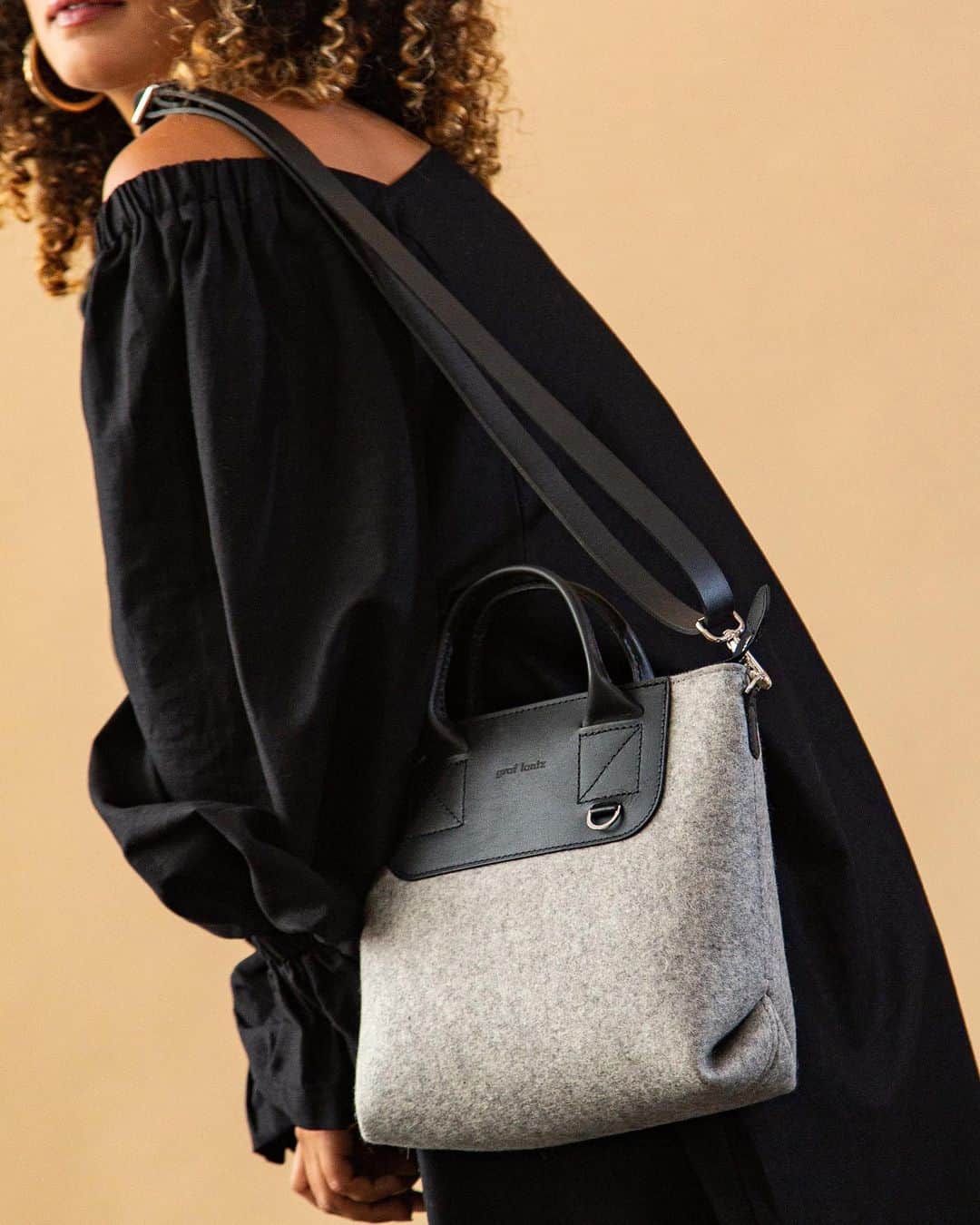 グラフ&ランツのインスタグラム：「The Bedford Crossbody is back and she means business. Tap to shop 🖤」