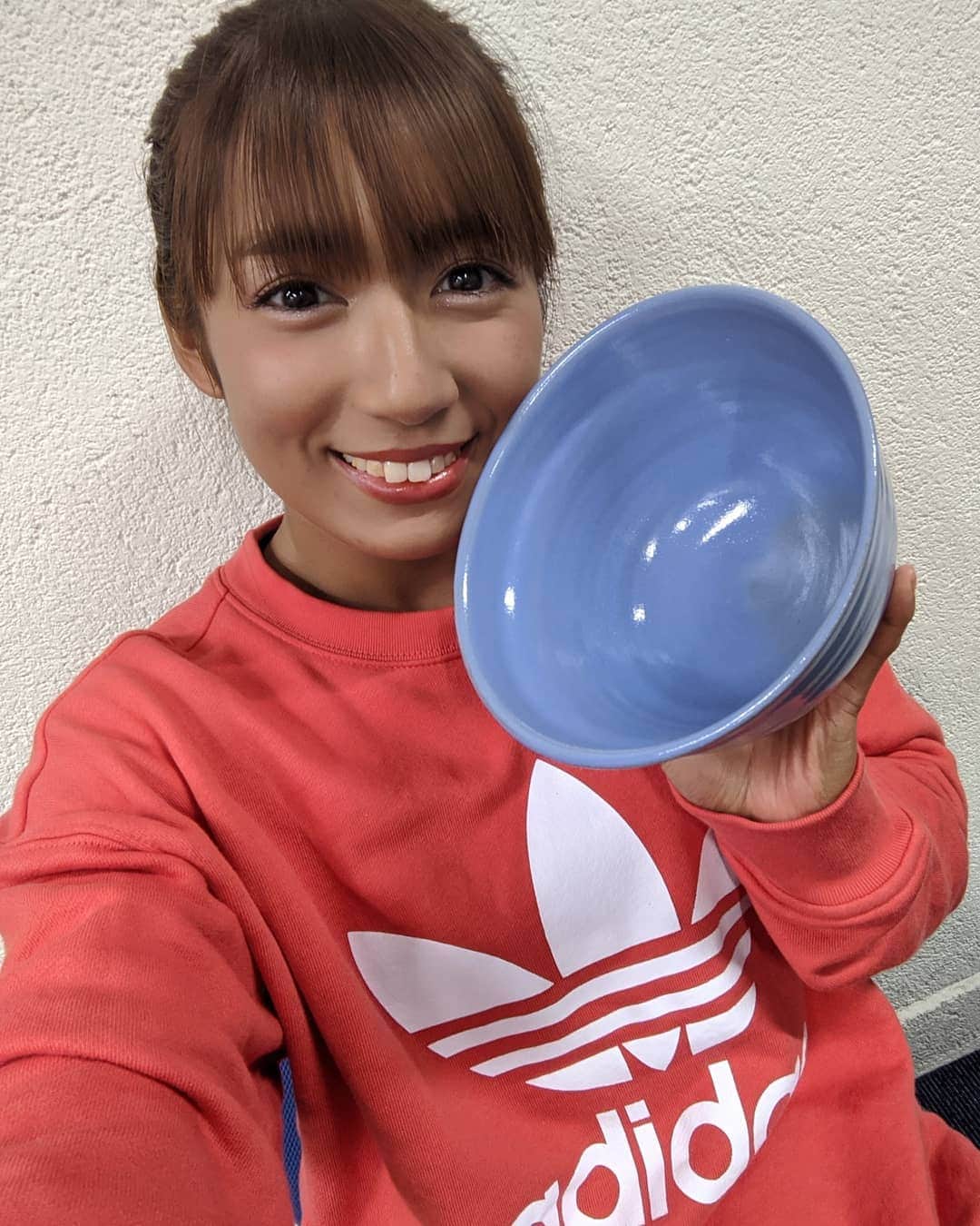 才木玲佳さんのインスタグラム写真 - (才木玲佳Instagram)「i made this bowl!! its a beautiful blue...isnt it? after i finish losing weight for the contest,i WILL eat a lot of rice!!」11月20日 11時02分 - saikireika