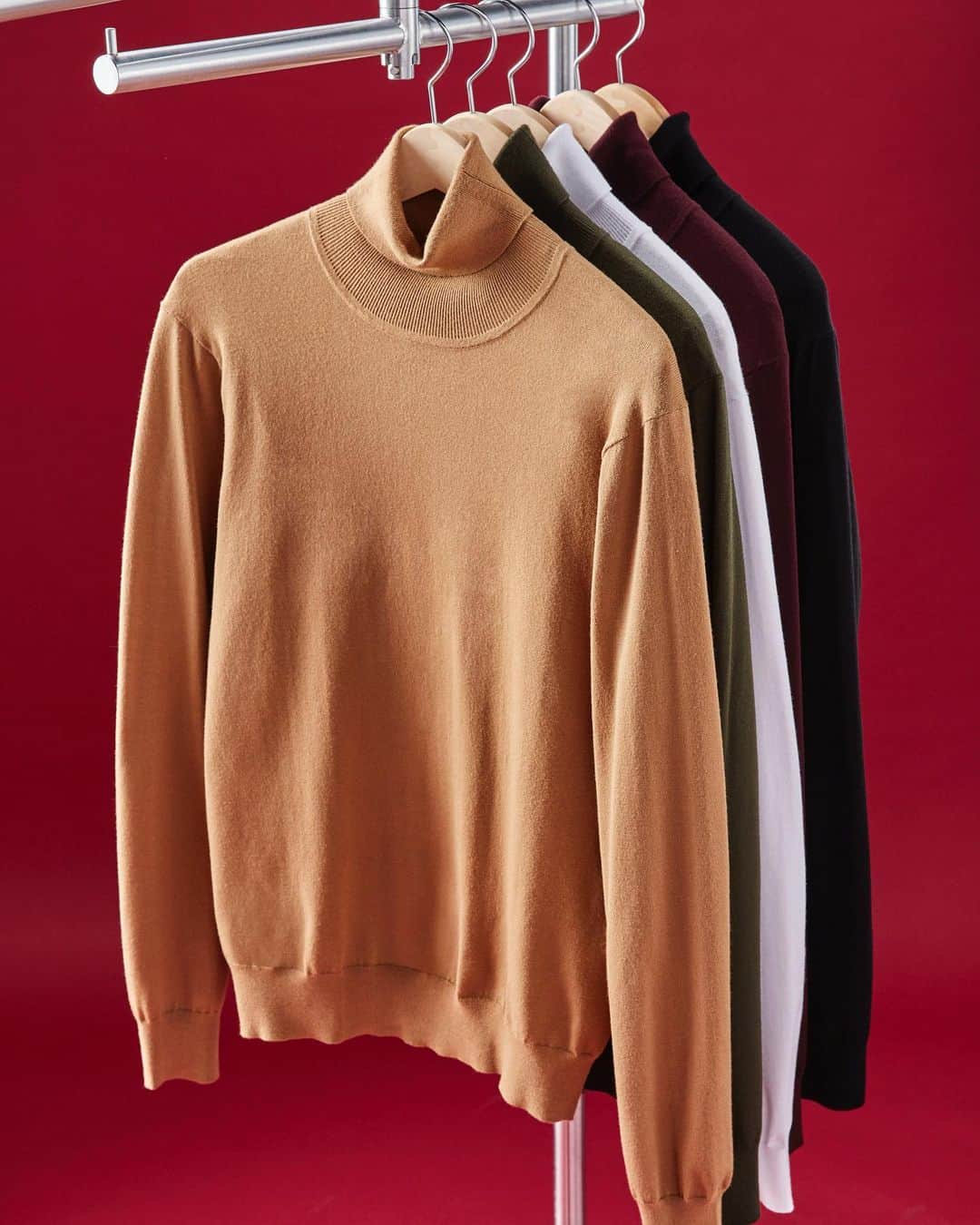 ペリーエリスのインスタグラム：「New season, new styles. Feel good as you update your wardrobe with sweaters made with our eco-responsible production and sustainable fabrics. Which color do you pick? #LifeReadySince1976」