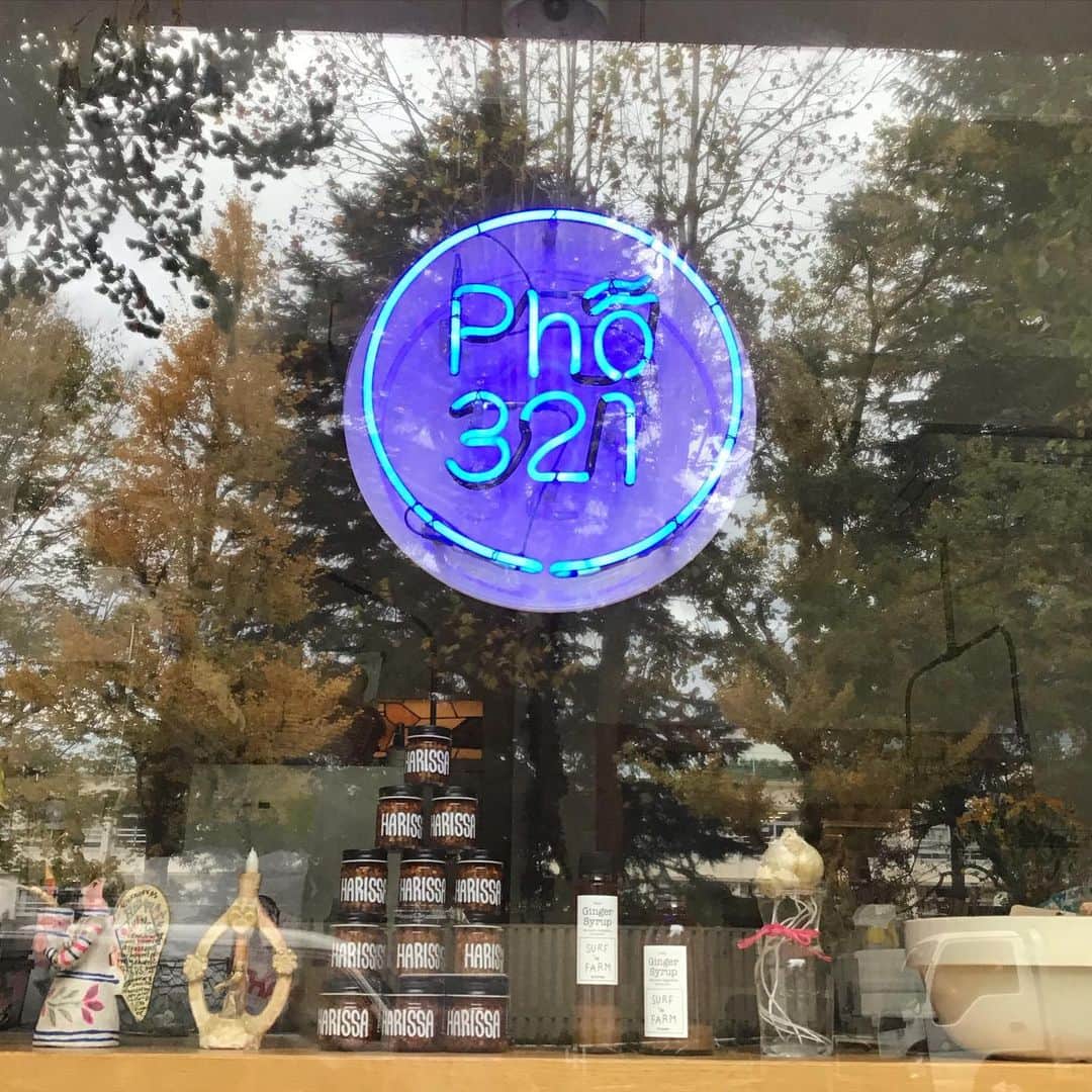 Pho 321 Noodle barのインスタグラム：「ヒヤシンスも小さな芽を覗かせ、高知はりまや　epices45 有元くるみさんのアトリエから harrisaとSURF’N FARMのginger syrupが到着しました。  外出がむずかしい方も　少しでも御自宅のキッチンでのお時間が豊かになりますよう-harrisaは　to goのpho/bun/comにひとさじ添えるだけで🥄味が引き立ちます。(美桜鶏のcomの味付き半熟たまごに添えて　黄身をくずしながらいただくのもおすすめです) おでんや湯豆腐、お鍋料理などお出汁にもぴったりです。  6周年を迎えたあと10月の終わり、surf tripの路の途中、pho321にもお立ち寄り下さったくるみさんですが　その後　収穫したての刈谷農園さんの生姜　コリアンダーシード　きび砂糖　黒胡椒　スパイスで作られた希少なジンジャーシロップも合わせてどうぞ。  本日も11:30am opening 5:30pm last call 6pm closing、明日土曜日と23日(月・祝日)は長めの営業時間　7:30pm last call 8pm closingとなります。 同時間、delivery serviceも稼働致します。 (local delivery service’chompy’とUber eatsふたつのアプリケーションをdlの上、ご都合に合わせてご利用下さいませ📲chompy初回オーダーの方はクーポンが適用されます　クーポンコードは[MM2KL]です。)  店頭でのpick up可能なto go boxもご用意してしております。 引き続き　皆さまと共に安全第一で、善き週末をお迎え下さい。  today’s recommend:harrisa(epices45)m 864yen l 1,620yen ginger syrup(surf’n farm)m 1,620yen l 2,916yen(tax in)  today’s opening bgm📻’inside friend’feat.john mayer/leon bridges  #kurumiharissa」