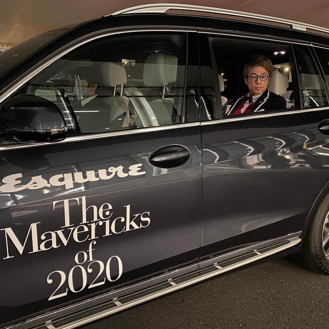 田村淳のインスタグラム：「賞を頂きました♪ mavericks of 2020 異端児賞らしい^_^ ハッキリと言われなかったけれど…日刊スポーツに見出しと記事の内容が違う！おかしい！もう２度と日刊スポーツの取材をお受けしません。と自身のTwitterやYouTubeで抗議したことが理由だと思う。SNSで間違った事を自身の言葉で発信してるからと言われたので…あとはYouTubeでリモート卒業式などを評価して頂いたのだと思います。これからも色々と楽しい事を開拓していきたいと思います。」