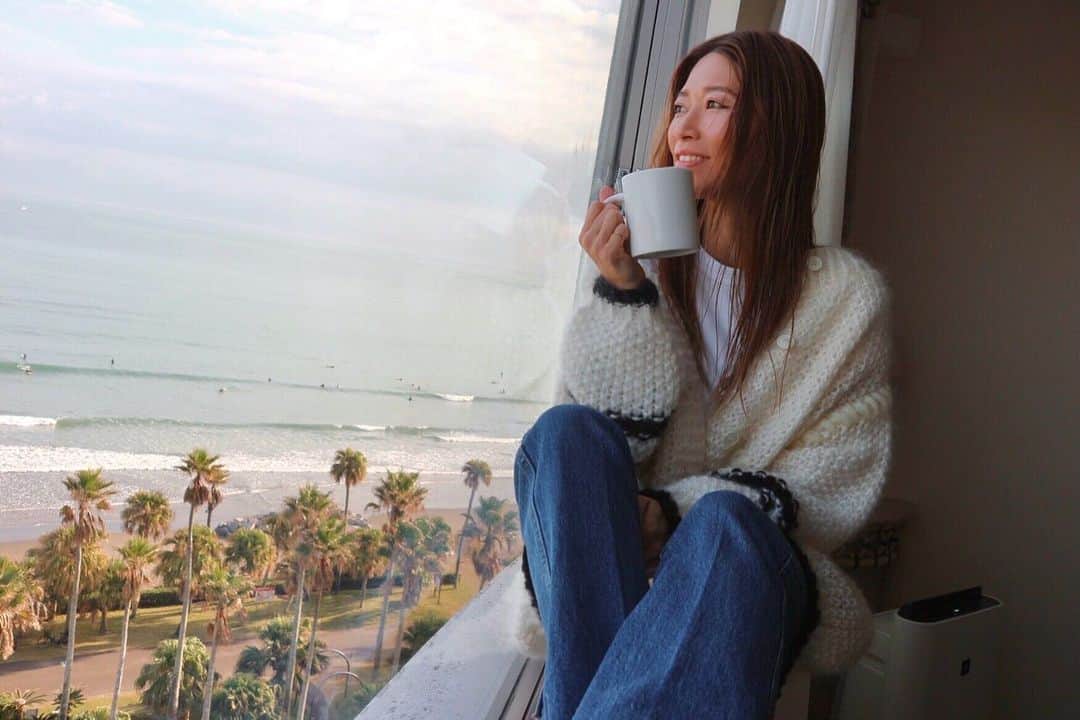 RENA のインスタグラム：「朝起きてコーヒーで目覚めるのが日課☕️ ． ． そんなコーヒー好きな私的に気になっていたC COFFEE (シーコーヒー)を @c_coffee_official さんから頂きました❤︎ ． コーヒー好き過ぎて一日に何倍も飲みがちになっちゃうから健康を考えてその一杯をC COFFEEにしました🌿 ． C COFFEEは、クレンズ効果があることで有名な炭や、消化吸収が早くて体に溜まりにくいMCTオイルを加えた、チャコールコーヒーなんだょ🌊 ． I Don’t Like MondaysがCMソングになっているHPもとってもオシャレなのでぜひcheckしてみてください❤︎ ． ． ダイエットしたい方や健康を保ちたい方はぜひ☀️ ． ． ． #C_COFFEE #シーコーヒー #チャコールコーヒー #チャコールクレンズ #PR @c_coffee_official」