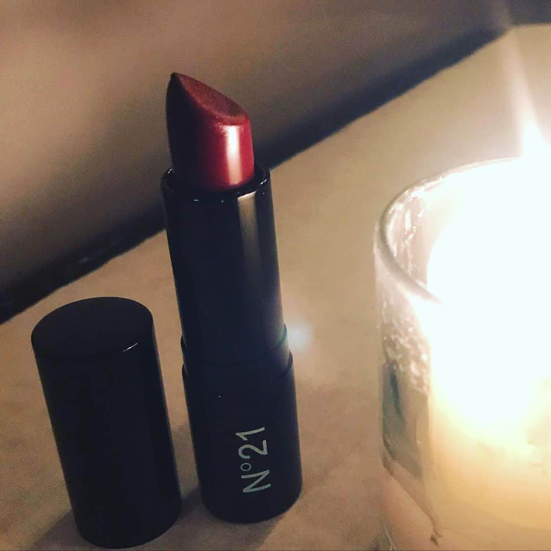アディクションのインスタグラム：「My Burgundy for the night ♥️ Ayako x N21  from Black Collection   #N21 #numeroventuno #alessandrodellacqua #N21beauty #AyakoxN21 #hankyumode  @numeroventuno  @alessandrodellacqua  @hankyumode」