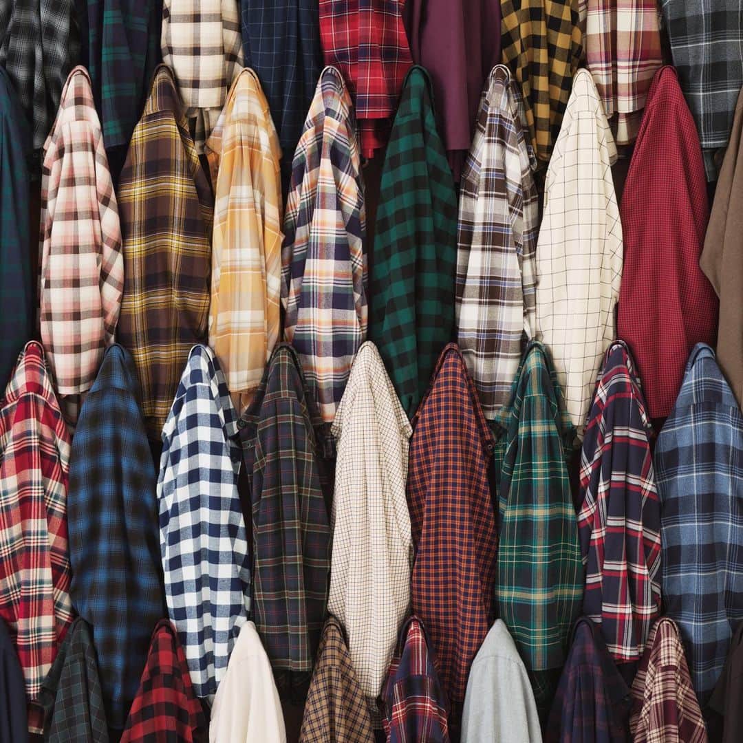 のインスタグラム：「#UNIQLOmasterpiece Modernizing the originals for today  Each season, we draw inspiration from vintage shirts of all eras, thoughtfully considering traditional patterns and color compositions to create new, modern designs. #LifeWear #UNIQLO #flannel」