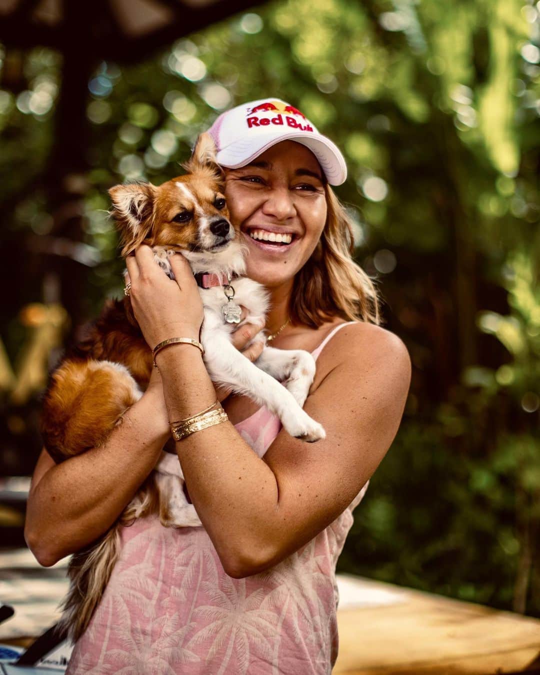 カリッサ・ムーアのインスタグラム：「Maya girl on set with me in our backyard the other day keeping me smiling in between takes with @redbull 💛 pic/ @zaknoyle」