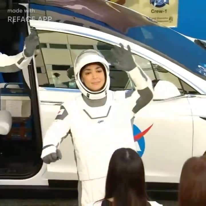 ハンナ・シモンのインスタグラム：「Video footage of me from Dec 31,2020. SEE YA YEAR OF THE DUMPSTER FIRE 🚀 🔥」