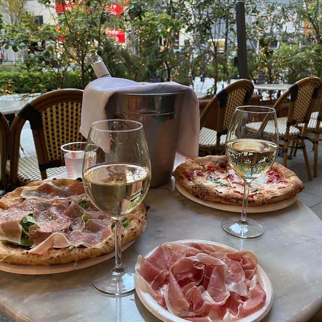 宮本あかりさんのインスタグラム写真 - (宮本あかりInstagram)「🍷🍕  #wine #pizza #missingsummer」11月20日 11時28分 - akari_.miyamoto