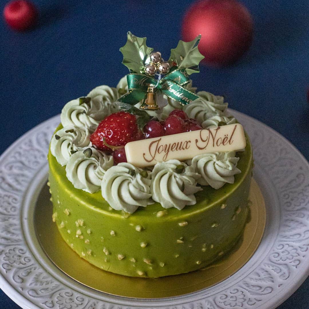 アトレ恵比寿公式さんのインスタグラム写真 - (アトレ恵比寿公式Instagram)「﻿ ﻿ 気がつけばクリスマスまであと少し。﻿ 今年のクリスマスケーキは"おうちクリスマス"を盛り上げる華やかなケーキがおすすめ。﻿ ﻿ 個性的なケーキから王道のケーキまで、お気に入りの1品を見つけて素敵なクリスマスを。﻿ ﻿ ﻿ ==============﻿ 11月20日（金）～JRE MALL「ネットでエキナカ」でクリスマスケーキのご予約受付中。ネットで事前予約・決済を完了し、指定日時に店頭受け取りが可能となります。﻿ 12月8日（火）までに4,000円（税込）以上ご予約・ご購入でJRE POINT500ポイントをもれなくプレゼント。﻿ ﻿ 予約受付期間：11月20日（金）～12月13日（日）﻿ 店頭受け取り期間：12月23日（水）～12月25日（金）※ショップにより異なります。﻿ ==============﻿ ﻿ ﻿ ﻿ 左から﻿ ＊千疋屋 / いちごのショートケーキ　４号（12cm・3～4名様向け）　¥4,500+tax﻿ ＊ラ・メゾン アンソレイユターブル パティスリー / タルト・フレーズ（約16cm・4～5名様向け）　¥5,352円+tax﻿ ＊ル・グルニエ・ア・パン / デリス・ピスターシュ（約12cm・4～5名様向け）　¥4,000+tax﻿ ﻿ ﻿ ﻿ ﻿ ﻿ ﻿ #アトレ恵比寿#アトレ#恵比寿#恵比女#ebisu﻿ #千疋屋#ルグルニエアパン#ラメゾンアンソレイユターブル#ショートケーキ#タルト#スイーツ#東京スイーツ#グルメ#スイーツ女子#絶品スイーツ#ケーキ屋さん#デザート#クリスマスケーキ#xmasケーキ#クリスマス#ケーキ#デコレーションケーキ#ベリー#ピスタチオ#大人クリスマス#おうちクリスマス#クリスマスパーティー#ネットでエキナカ」11月20日 11時29分 - atre_ebisu
