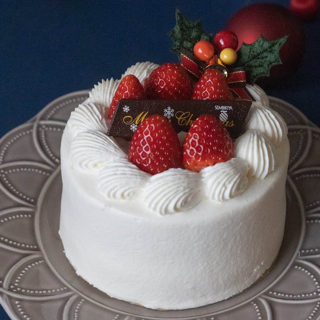 アトレ恵比寿公式さんのインスタグラム写真 - (アトレ恵比寿公式Instagram)「﻿ ﻿ 気がつけばクリスマスまであと少し。﻿ 今年のクリスマスケーキは"おうちクリスマス"を盛り上げる華やかなケーキがおすすめ。﻿ ﻿ 個性的なケーキから王道のケーキまで、お気に入りの1品を見つけて素敵なクリスマスを。﻿ ﻿ ﻿ ==============﻿ 11月20日（金）～JRE MALL「ネットでエキナカ」でクリスマスケーキのご予約受付中。ネットで事前予約・決済を完了し、指定日時に店頭受け取りが可能となります。﻿ 12月8日（火）までに4,000円（税込）以上ご予約・ご購入でJRE POINT500ポイントをもれなくプレゼント。﻿ ﻿ 予約受付期間：11月20日（金）～12月13日（日）﻿ 店頭受け取り期間：12月23日（水）～12月25日（金）※ショップにより異なります。﻿ ==============﻿ ﻿ ﻿ ﻿ 左から﻿ ＊千疋屋 / いちごのショートケーキ　４号（12cm・3～4名様向け）　¥4,500+tax﻿ ＊ラ・メゾン アンソレイユターブル パティスリー / タルト・フレーズ（約16cm・4～5名様向け）　¥5,352円+tax﻿ ＊ル・グルニエ・ア・パン / デリス・ピスターシュ（約12cm・4～5名様向け）　¥4,000+tax﻿ ﻿ ﻿ ﻿ ﻿ ﻿ ﻿ #アトレ恵比寿#アトレ#恵比寿#恵比女#ebisu﻿ #千疋屋#ルグルニエアパン#ラメゾンアンソレイユターブル#ショートケーキ#タルト#スイーツ#東京スイーツ#グルメ#スイーツ女子#絶品スイーツ#ケーキ屋さん#デザート#クリスマスケーキ#xmasケーキ#クリスマス#ケーキ#デコレーションケーキ#ベリー#ピスタチオ#大人クリスマス#おうちクリスマス#クリスマスパーティー#ネットでエキナカ」11月20日 11時29分 - atre_ebisu