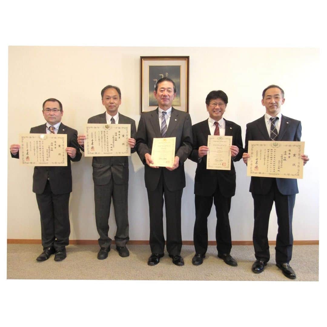 白鶴酒造株式会社のインスタグラム：「【大阪国税局清酒鑑評会】 10月30日に令和２年度「大阪国税局清酒鑑評会」の結果が公表されました。 当社は無事三蔵とも優秀賞を受賞することができましたよ♪ 〖吟醸酒の部〗 　本店二号蔵 　本店三号工場 〖燗酒用清酒の部〗 　旭蔵  工場長に話を聞くと、喜びももちろんありますが、安堵の気持ちも大きいようです。 今年の造りはまだまだこれからですが、美味しいお酒が飲めますね🍶 例年は大阪国税局で表彰式が行われますが、今年はコロナの影響で、優秀賞の表彰に来ていただきました🙇 これを励みに今後も頑張ってまいります！  #日本酒 #hakutsuru #神戸 #kobe #白鶴 #酒 #sake #japanesesake #japaneseculture #灘五郷 #GI灘五郷 #GI灘五郷ひやおろし #lovehyogo #lovekobe #insta_higashinada #大阪国税局 #大阪国税局清酒鑑評会 #清酒鑑評会 #優秀賞 #表彰式 #ありがとうございます」