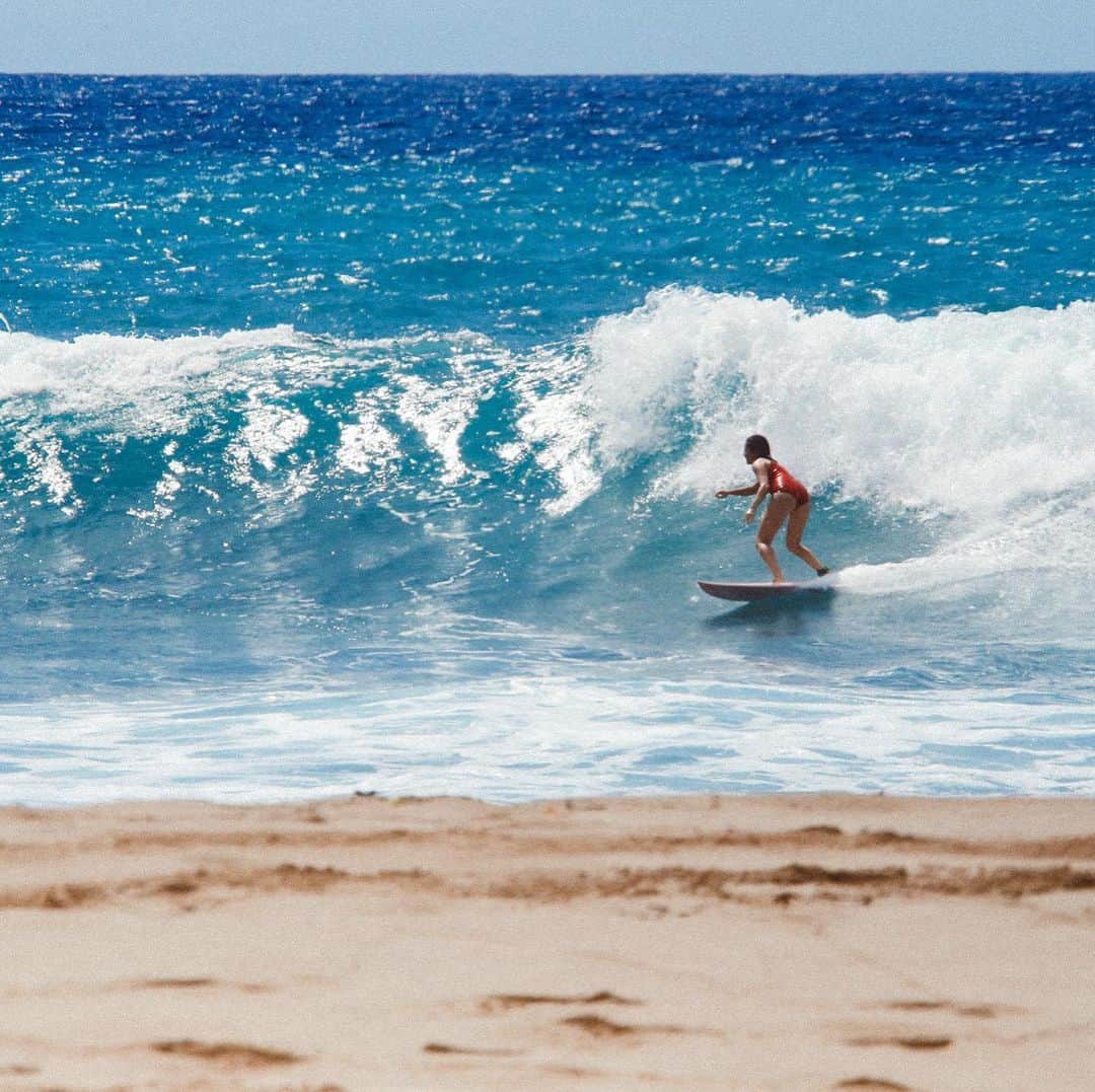 アリッサ ウーテンのインスタグラム：「Quick dip at one of my favorites ❤️ thanks for making me look like I still know how @haakeaulana hahah @justicesurfboard @carrollsurfboards」