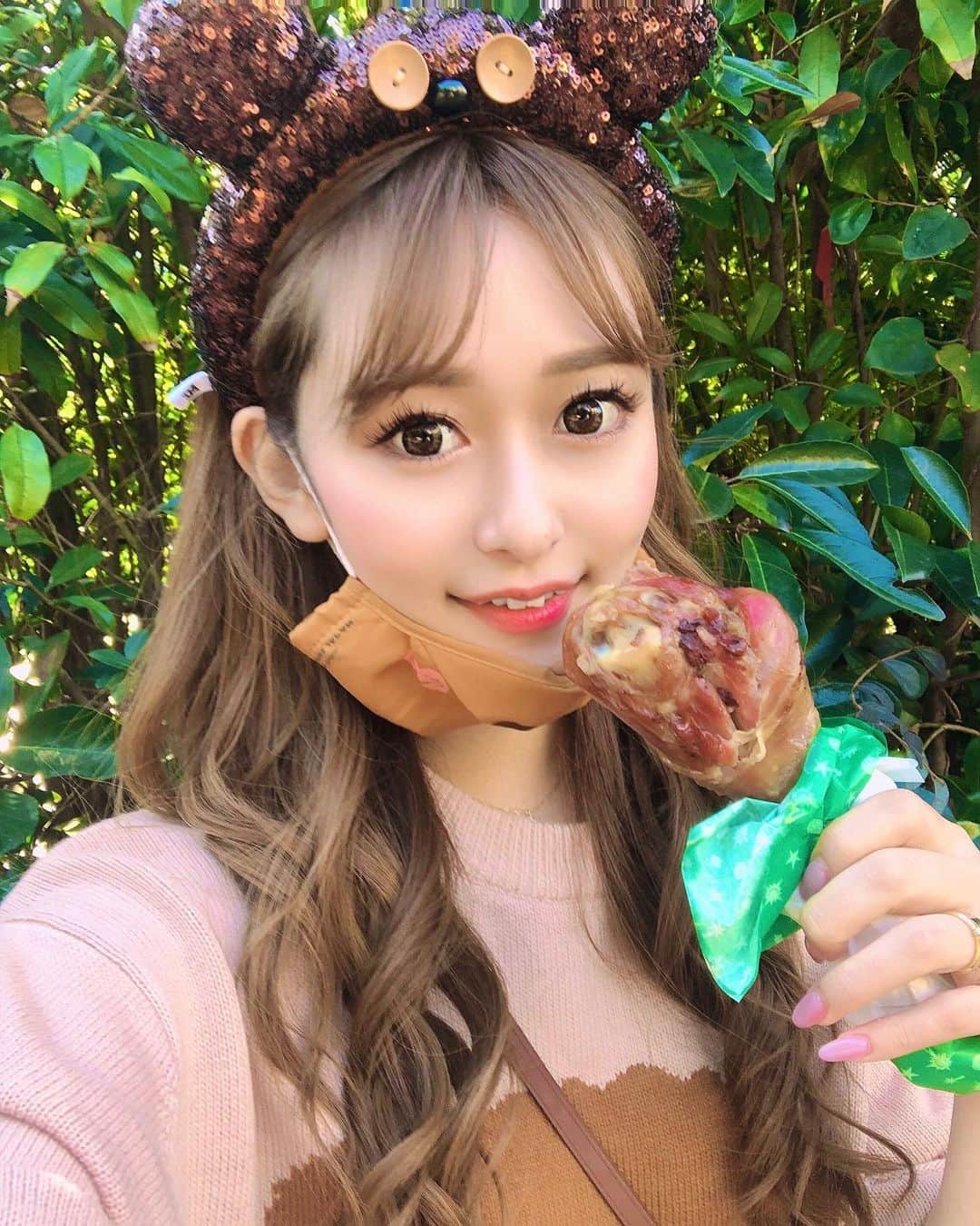 COCOのインスタグラム：「このお肉骨ばっかりで全然食べれない🍗🙃 今日は撮影してから出勤だよー🧸❤️ まっておる🥸 ・ ・ #ユニバ #usj #ティム #ティムコーデ #大阪 #北新地 #ミナミ #札幌 #すすきの #六本木 #歌舞伎町 #中洲 #いいね返し #キャバ嬢 #ホステス #ニュークラ #selfie #l4l」