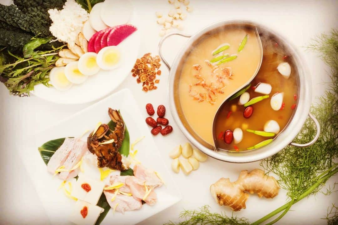 のインスタグラム：「【開店５日前!】  皆様こんにちは、 今日入れるとあと5日後にオープンです！  店内もとてもきれいに明るくなりました！ お料理の仕込みも始まり、皆様にはやく届けたい気持ちがふつふつわいてきています！！！  今日は夜の鍋セットの一部をご紹介いたします。 まずは 『アンチエイジングセット』5800円 「老化防止」「代謝アップしたい」方に すっぽんの身や活き血ゼリー、14種類の漢方を食べて育った漢方和牛、野菜やきのこの盛り合わせと贅沢な組み合わせです。 ・お好みの薬膳スープ　2種類 ・季節の野菜盛り ・きのこ盛り合わせ ・漢方和牛 ・総州古白鶏 ・すっぽんの身 ・活き血ゼリー  『美肌セット』3600円 女子会利用一番人気！ 「潤いがほしい」「ツヤ肌になりたい」方に 免疫機能を高め、血液の循環や水分の代謝を良くするきのこ、コラーゲン豊富な鶏肉のセットです。 ・お好みの薬膳スープ　2種類 ・季節の野菜盛り ・きのこ盛り合わせ ・海老団子 ・総州古白鶏  #薬膳#薬膳料理#薬膳カレー#薬膳スープ#薬膳ランチ#薬膳鍋#薬膳酒#美肌になりたい#美肌効果#美容好きな人とつながりたい #美容マニア#健康ごはん#健康第一#健康志向#免疫力アップ#渋谷#渋谷ランチ#渋谷ディナー」