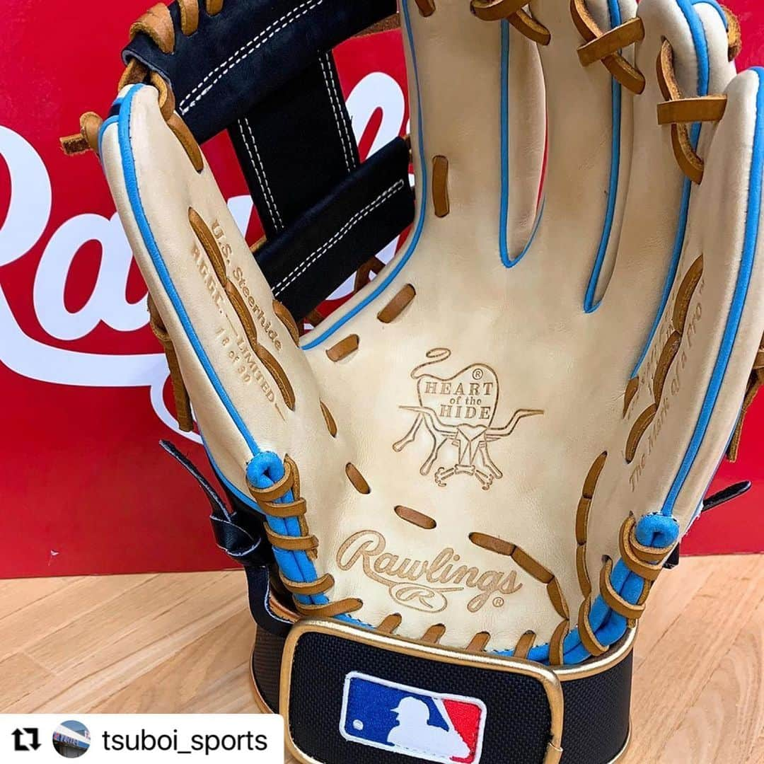 Rawlings Japanさんのインスタグラム写真 - (Rawlings JapanInstagram)「#Repost @tsuboi_sports with @make_repost ・・・ . 【この配色にセンスしか感じんわ！！】. . 今回ご紹介する商品は『2020 OPENING DAY MLB COLLECTION』の中から、配色センスがめちゃくちゃオシャレなグラブです\(*´∇｀*). . . 聞くところによると、ローリングスとはまだ正式にアドバイザリー契約結んでいない選手のモデルなんだとか(*´꒳`*). . 誰モデルなのかめちゃくちゃ気になりますが、ひとまず置いておいて、形状はすごくオーソドックスで、どなたでも扱いやすい型になっています(๑˃̵ᴗ˂̵)b. . . 皆さんはこういう経験は無いですか？. . かっこいいカラーのオーダーグラブを作りたいけど、自分は配色センスが無いから結局定番のカラーに落ち着いてしまうという経験ありませんか？°(ಗдಗ。)°.. . . 今回ご紹介したグラブは、なかなかオーダーでも被ることがない配色で、しかもかっこいい、しかもその場で買える！！(● ˃̶͈̀ロ˂̶͈́)੭ꠥ⁾⁾. . . さらに『OPENING DAY COLLECTION』は非売品のグラブスタンドも付いてきます！！. . 在庫は1個のみです！！. . 気になる方はお早めにどうぞ☆★☆. . ※お問い合わせに関しましては、下記のアドレス宛にご連絡お願い致します。. . info@tsuboi-sports.com . @rawlings_japan_llc  #ツボイスポーツ#tsuboisports#野球 #baseball#大学野球#高校野球#少年野球#草野球#女子野球#硬式野球#軟式野球#ソフトボール#softball#野球専門店#rawlings#ローリングス#mlb#openingcollection#かっこいい#配色#センス#オシャレ#cool#野球好きな人と繋がりたい @rawlings_japan_llc」11月20日 11時36分 - rawlings_japan_llc