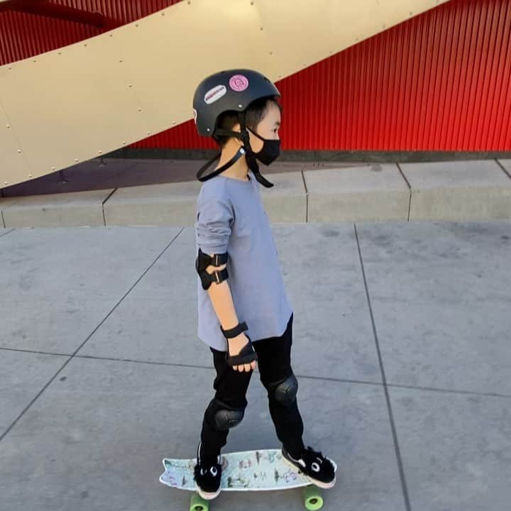 鈴木一真のインスタグラム：「おかげさまで⚡︎  My son finally learnt to skateboard while humming casually♪  セガレが鼻唄を口遊みながらスケボーに乗れる様になりました🛹  #PetersenAutomotiveMuseum #TheHungerGames #Citroën #2CV #Hummer #KandN #ZeroSouth #LACMA #UrbanLights #Skateboad #スケートボード #鼻唄」