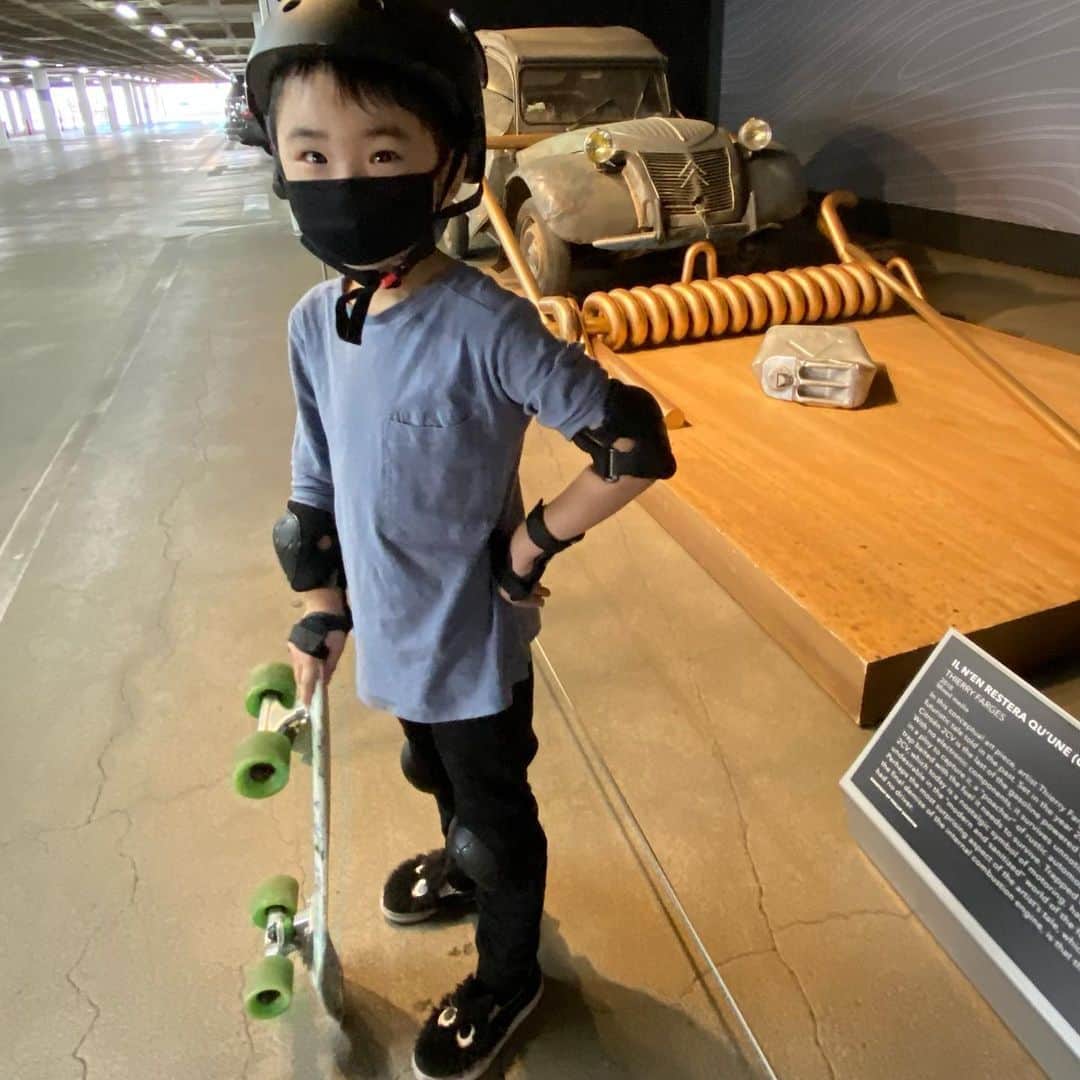 鈴木一真さんのインスタグラム写真 - (鈴木一真Instagram)「おかげさまで⚡︎  My son finally learnt to skateboard while humming casually♪  セガレが鼻唄を口遊みながらスケボーに乗れる様になりました🛹  #PetersenAutomotiveMuseum #TheHungerGames #Citroën #2CV #Hummer #KandN #ZeroSouth #LACMA #UrbanLights #Skateboad #スケートボード #鼻唄」11月20日 11時41分 - _kazumasuzuki_