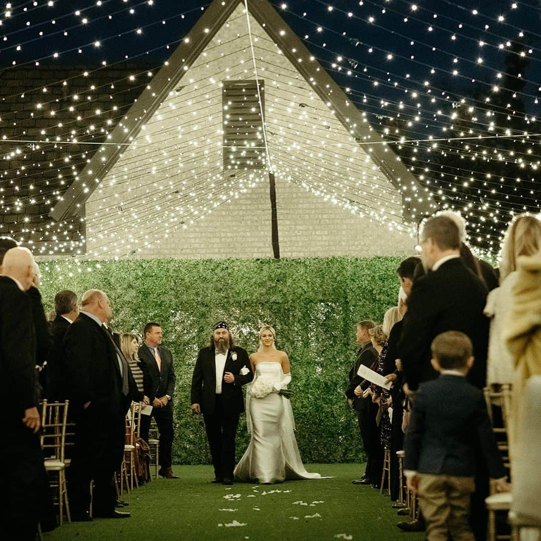 コリー・ロバートソンさんのインスタグラム写真 - (コリー・ロバートソンInstagram)「I can’t believe I took this pic almost a year ago! After @legitsadierob and @christian_huff wedding (which I still can’t get over how sweet and fun and special it was 🥰) as we were taking down all the decorations, I had this idea of “giving away” a wedding. I took a pic and thought maybe we’ll someday do a wedding giveaway.   After just having thrown one myself, I knew how much fun it could be, but also it can be overwhelming, a bit stressful, and, of course, expensive! What if we could make someone’s wedding day beautiful and fun, and totally stress-free!   A month later a pandemic happened and there were thousands of brides whose weddings had to be cancelled in an instant. Soooo we decided as soon as possible we were going to do this! We chose a bride and groom who’s wedding had been cancelled, then postponed, dreams shattered, plans upended and gave them a call with the news that we wanted to give them a wedding!   As 2020 would have it, I ended up having Covid the weekend of the wedding so I didn’t even get to go out there and see it all come to life, but my amazing assistant, fellow dreamer and awesome party/wedding planner, @lindsay__neely_ helped to make their big day amazing, along with some generous vendors!   I was thinking how the first miracle happened at a wedding. Jesus turned the water to wine. Don’t you love that??  I wrote a blog along with the sweet bride telling all about the special day and it’s up right now on @liveoriginal if you’d like to go read and see pics! Go to the link in my bio or on my stories   I know this year hasn’t gone the way any of us expected, but the day two become one is always something to celebrate!!   2020 can cancel plans, but it can’t cancel love ❤️」11月20日 11時43分 - bosshogswife