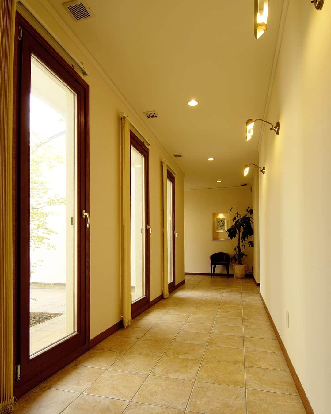 参會堂－SANKAIDO－さんのインスタグラム写真 - (参會堂－SANKAIDO－Instagram)「【廊下でも開放感】  廊下という空間は閉塞的になりがちですが、自然光がたっぷり入る大きなガラスドアを廊下沿いに設置する事で、 渡り廊下のような開放感が生まれます。  このガラスドアを開けると中庭に出ることができます。 . . ----------------- more→ @shellyhouse.jp ----------------- . #廊下 #ガラスドア #廊下 #渡り廊下 #インテリアデザイン #北欧 #暮らし #暮らしを楽しむ #マイホーム #住宅 #家 #インテリア #ヨーロッパ住宅 #ヨーロッパの家 #ヨーロピアンスタイル #デザイン住宅 #輸入住宅 #規格住宅 #建築設計 #注文住宅 #myhome #house #home #interior #design #shellyHouse #シェリーハウス」11月20日 11時47分 - sankaido_house