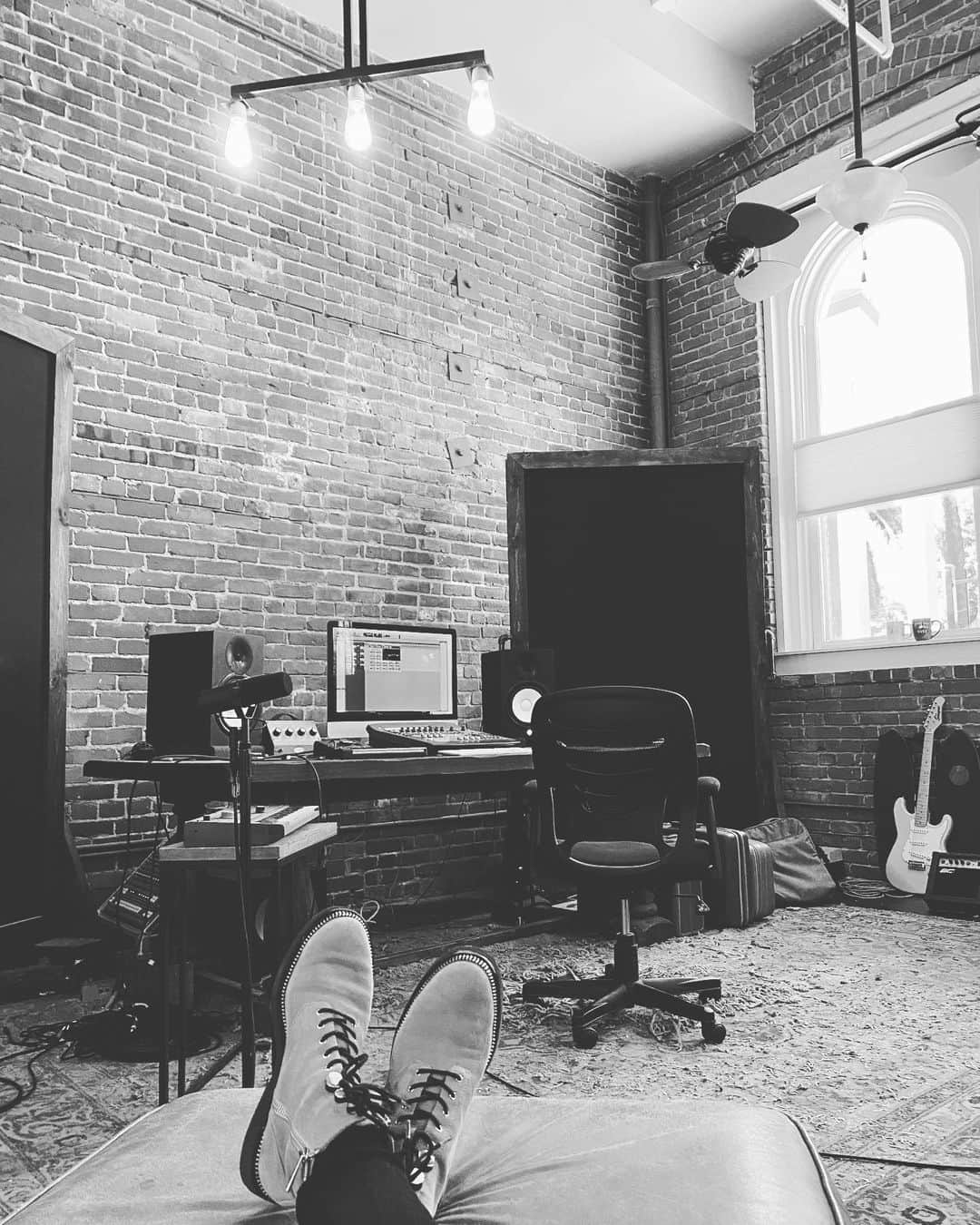ブリット・ニコルのインスタグラム：「What should I write about today? Give me some ideas! 😛📝」