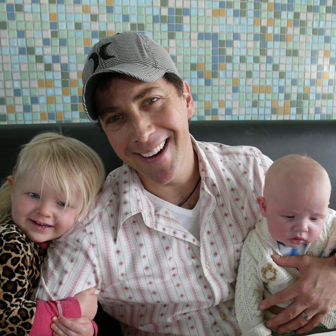 ダン・ブカティンスキーさんのインスタグラム写真 - (ダン・ブカティンスキーInstagram)「#nationaladoptionmonth #throwbackthursday c.2008 when my now teens used to like me  Support adoption! @vistadelmarorg @allianceforchildrensrights @adopttogether @yougottabelievenyc @helpusadopt @familyequality」11月20日 2時50分 - danbucatinsky