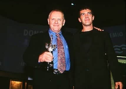 アントニオ・バンデラスさんのインスタグラム写真 - (アントニオ・バンデラスInstagram)「With @AnthonyHopkins, Premio Donostia in 1998. ~~~ Con #AnthonyHopkins, premio Donostia 1998.  #TBT #festivaldecinedesansebastian #donostia #themaskofzorro」11月20日 2時50分 - antoniobanderas