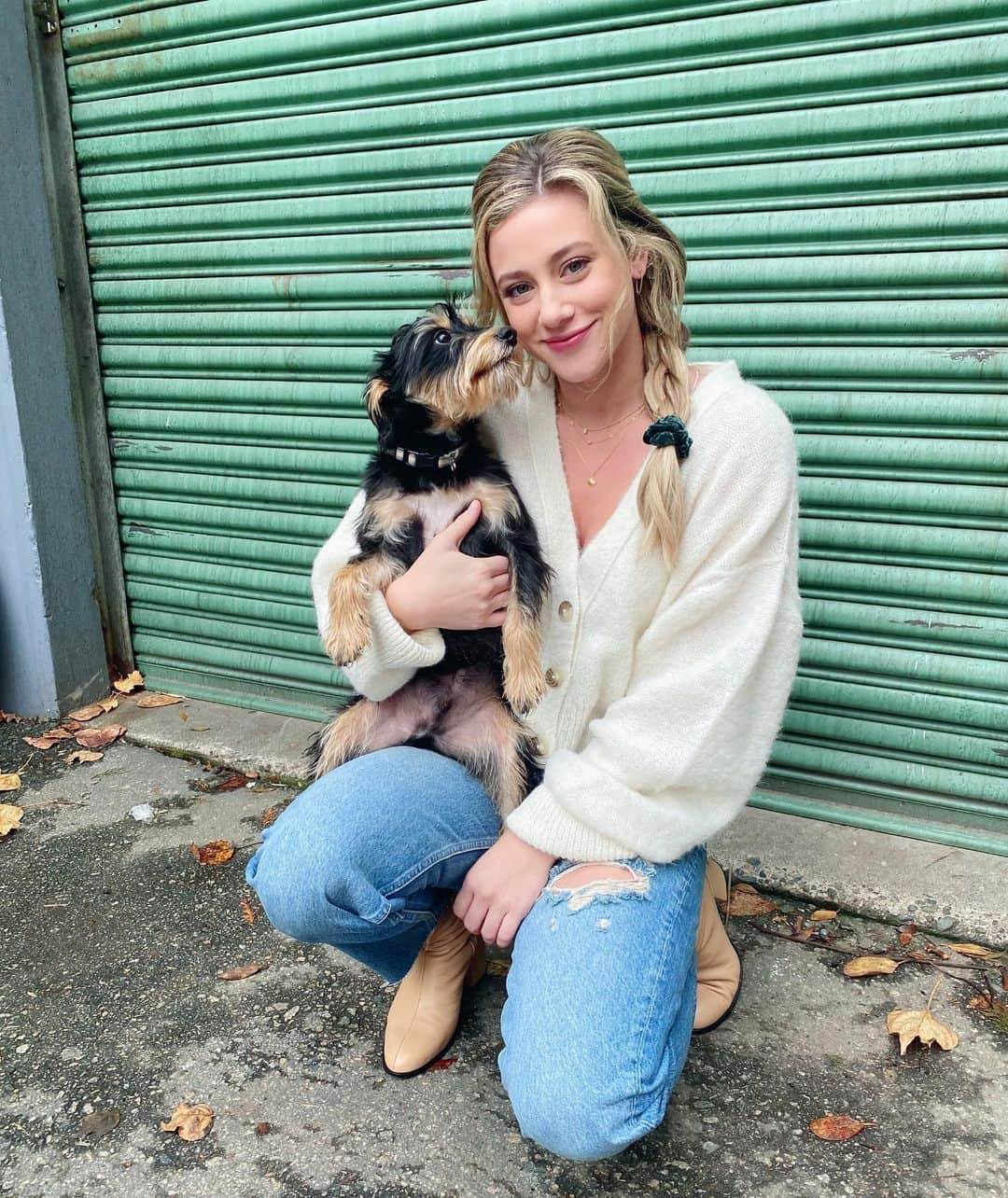 リリ・ラインハルトのインスタグラム：「@freepeople invited me to take part in their partnership with @BestFriendsAnimalSociety, for every comment on this post, Free People is donating $1 to Best Friends Animal Society to support their efforts to find a home for every shelter animal in the US, up to $25k!」