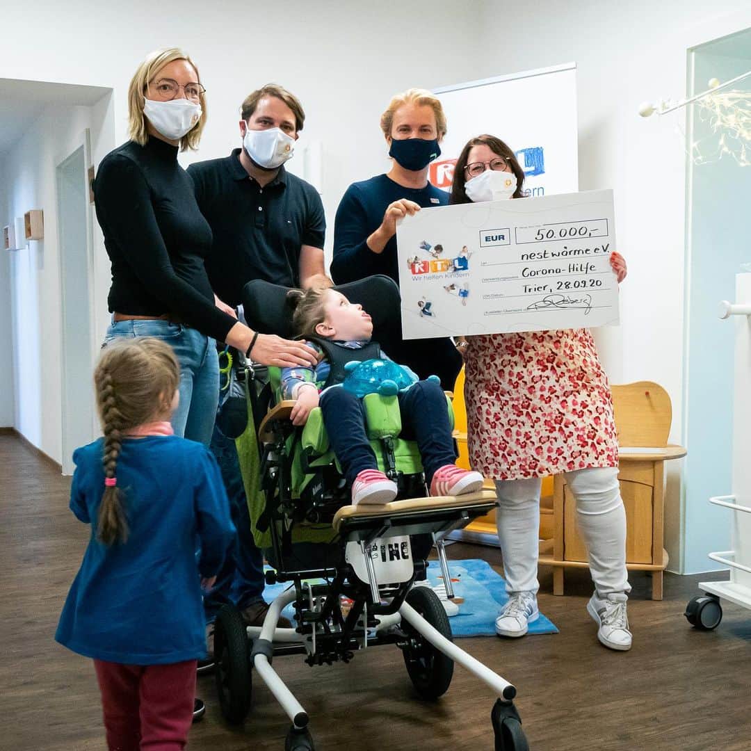 ニコ・ロズベルグのインスタグラム：「A very emotional day...together we raised 100.000€ through #ProjectFundraise 🙌 Thanks to all your support, I was able to visit @nestwaermedeutschland and hand over 50.000€ to help children and families in need. 🙏 In my story, you can find the video: It was wonderful to witness the dedication of the entire team ❤️ The remaining 50.000€ support families in need through the Italian 👏  Ein sehr emotionaler Tag. Ich durfte @rtlwirhelfenkindern und das Projekt Nestwärme in Trier besuchen und miterleben, wie unsere gemeinsame Spende von 50.000 Euro die Kinder und ihren Familien unterstützt. Nochmal ein großes DANKE an euch alle für die großartige Unterstützung. In meiner Story findet ihr ein Video von meinem Besuch – es war schön, die Hingabe des gesamten Teams vor Ort zu erleben 🙏 #spendenmarathon」