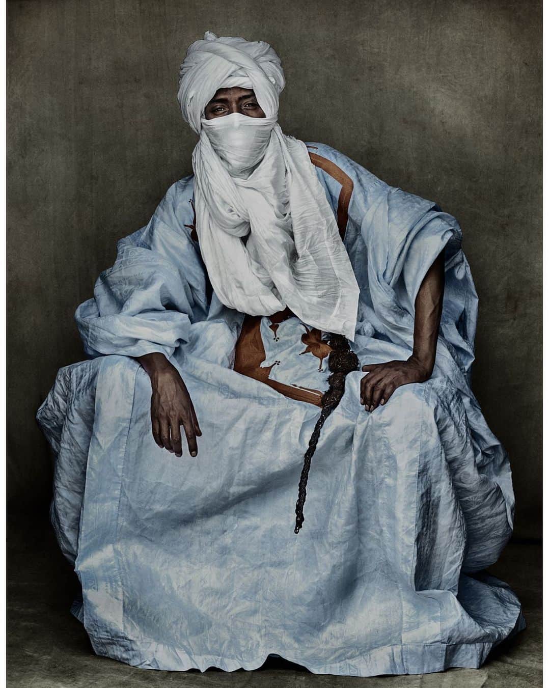 マリオ・テスティーノのインスタグラム：「Often we think we already know everything there is to know about something, but then you finally discover its magic. When I started documenting the traditional costumes of Peru in my 'Alta Moda' series, I had seen people wearing those same costumes on the streets several times. It wasn’t until I started shooting that I more fully comprehended their subtleties and beauty. The same thing happened in Morocco. When planning the trip there back in 2019, a few friends brought up including the Tuaregs in our project. It was whilst shooting that I discovered the beauty of their indigo dyed garments. The colour blue is very special and unexpected for a community of Northern Africa. Their clothes, with the volume and proportions of the fabric as well as the amazing colour, make them one not with the desert but with the sky above.   MOROCCO 2019 - A menudo pensamos que ya sabemos todo sobre algo, pero luego realmente descubrimos su magia. Cuando comencé a documentar los trajes tradicionales del Perú en mi serie 'Alta Moda', había visto varias veces a personas con esos mismos trajes en las calles. No fue hasta que comencé a fotografiar que comprendí mejor sus sutilezas y belleza. Lo mismo pasó en Marruecos. Al planificar el viaje allí en 2019, algunos amigos sugirieron a los tuaregs para nuestro proyecto. Fue durante el rodaje que descubrí la belleza de sus prendas teñidas con índigo. El color azul es muy especial e inesperado para una comunidad del norte de África. Su ropa, con el volumen y las proporciones de la tela, así como el color, los hace uno no con el desierto sino con el cielo.  MARRUECOS 2019  #ABeautifulWorld #MarioTestino #Tuareg」