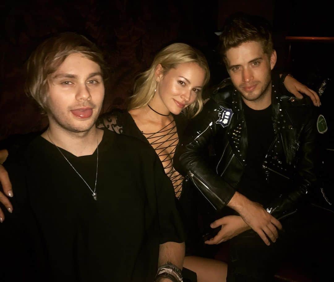 ブリアナ・ホリーのインスタグラム：「THROWBACK to a picture taken on my BIRTHDAY in honor of today being @brianlogandales BIRTHDAY and tomorrow being @michaelclifford ‘s BIRTHDAY 🤪 HAPPY BIRTHDAY boys!!!!! And to all the other scorpios out there (love me some water signs) happy birthday 🎉  see ya soon SAG season ♏️♐️ PC @crystalleigh #missmyfriends」
