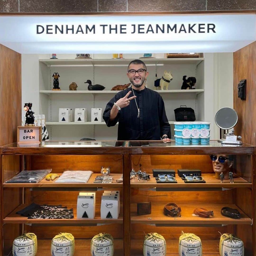 のインスタグラム：「PARCO shibuya. 1st year anniversary  Congratulations to Aki San & the DENHAM Japan team 🇯🇵❤️ #denham #denhamjapan #denhamthejeanmaker #jasondenham #parcoshibuya #tokyo #japan #thetruthisinthedetails」