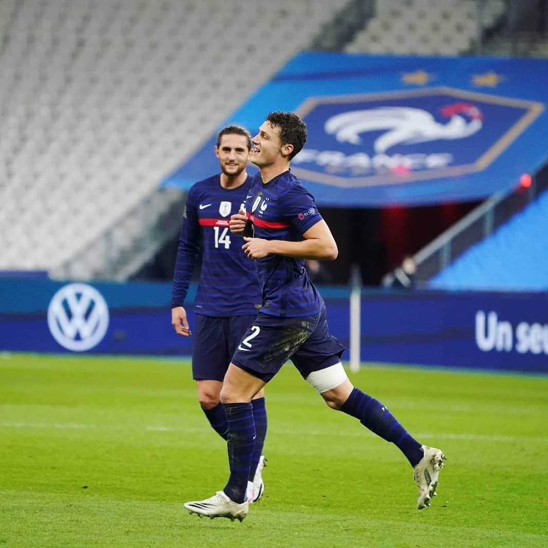 サッカー フランス代表チームさんのインスタグラム写真 - (サッカー フランス代表チームInstagram)「Quand tu marques de nouveau un second poteau 😁 👏 @benpavard21 #FiersdetreBleus」11月20日 2時59分 - equipedefrance