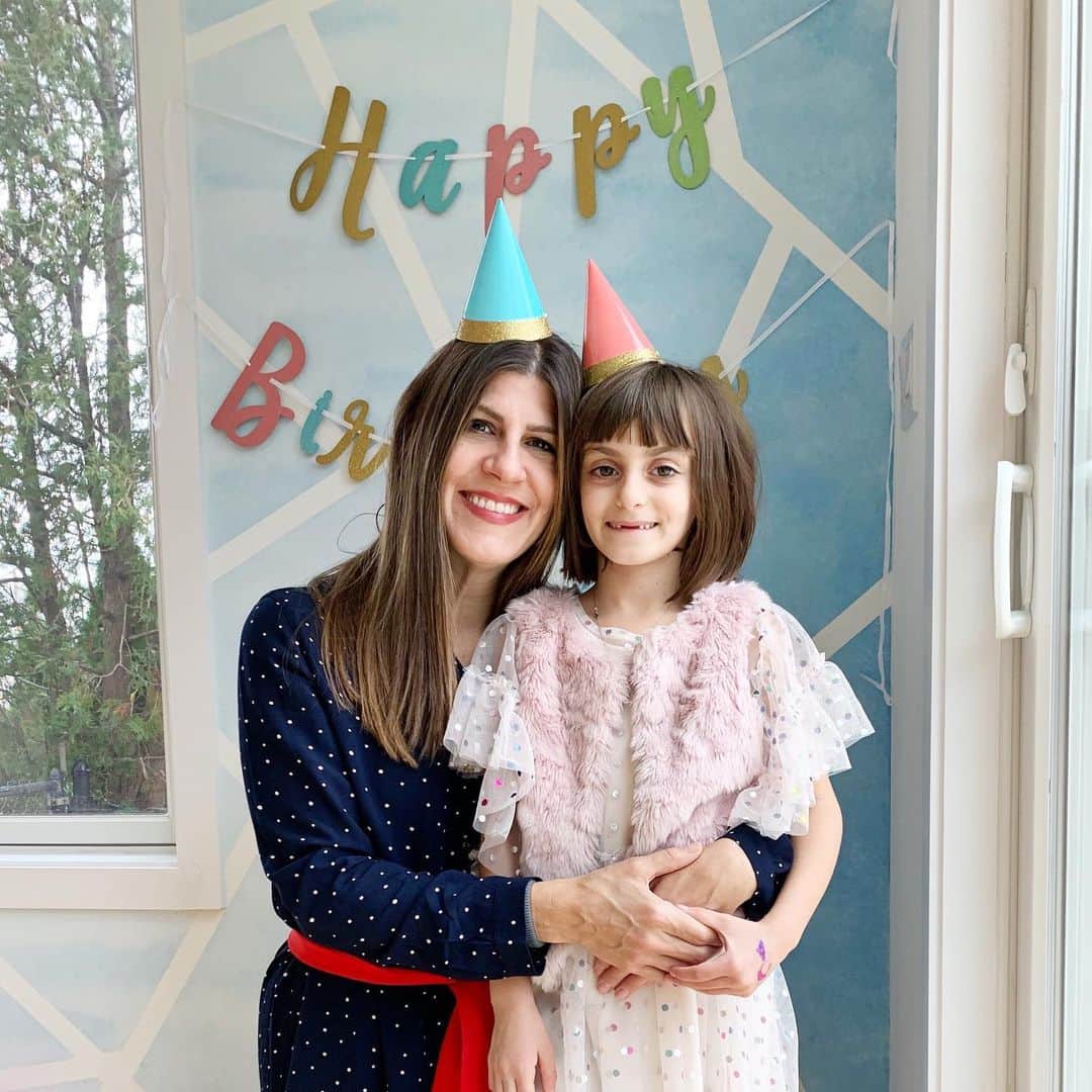 Ilana Wilesさんのインスタグラム写真 - (Ilana WilesInstagram)「A word about the dress code at Harlow’s birthday party. Initially, I put on my regular pandemic attire— cozy sweatpants and a sweatshirt. The black slimmer fitting sweatsuit reserved for special pandemic occasions. Harlow walked in on me and gave me the 8yo version of, “You’re wearing THAT?!” Then she suggested/strongly encouraged me to wear a dress. “I’ll pick it out for you,” she said. As if the inability to pick out a dress was the only thing deterring me from wearing one. She picked a navy blue polka dot dress and when I said it looked a little silly because it needed a belt, she handed me a bright red sash from a different dress. You know what? It worked. Especially in a photo where you can’t see that I’m also wearing gray leggings and Vans. As for Harlow? This dress (complete with fur vest) is her third outfit change of the day. There is no shortage of special occasion options in Harlow’s closet. And Harlow would never let a pandemic stand in the way of FASHION.」11月20日 3時05分 - mommyshorts