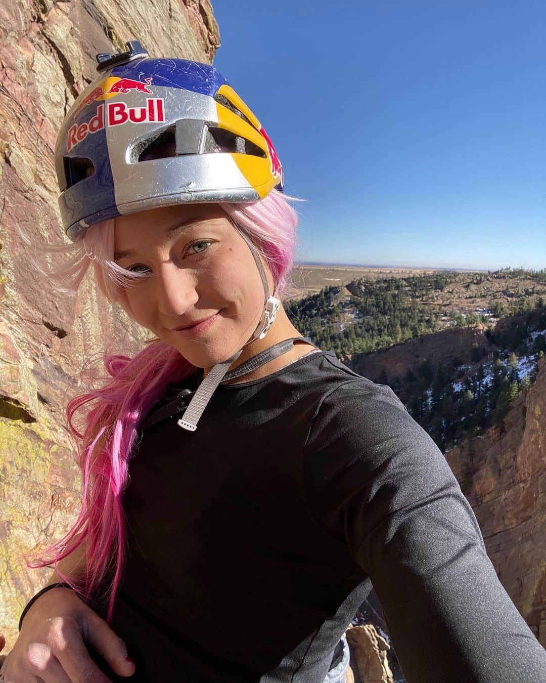 サッシャ・ディギーリアンのインスタグラム：「Clue: it’s something pink 💞 On sale tomorrow: proceeds to @righttoplayintl」