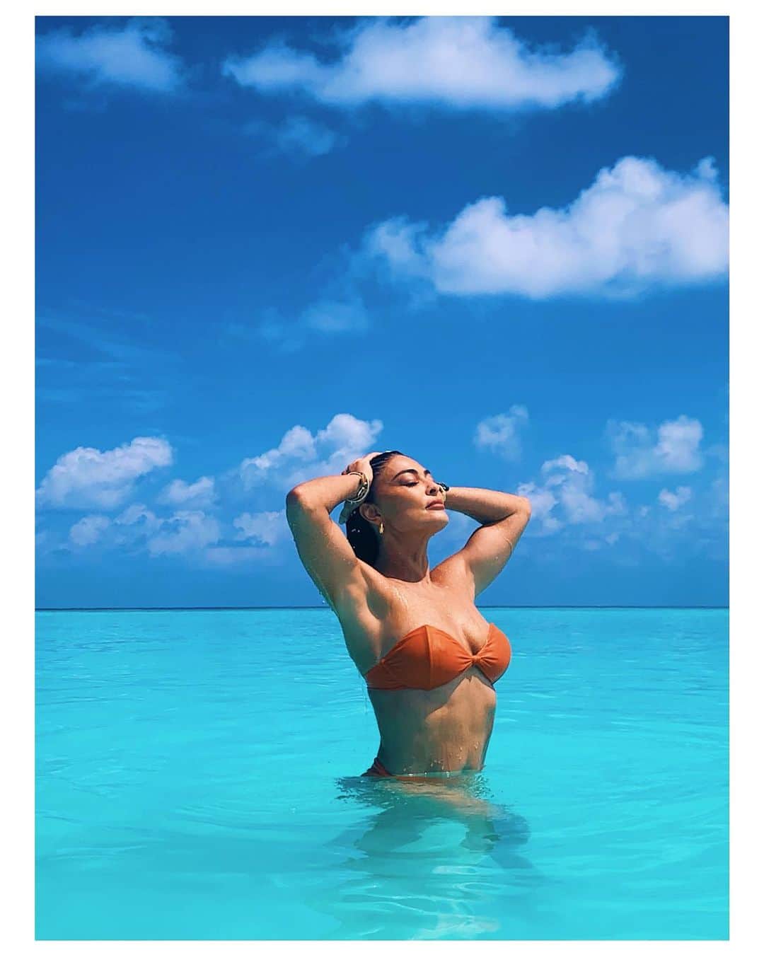 ジュリアナ・パエスのインスタグラム：「Azul da cor do mar!!! 💦💙」