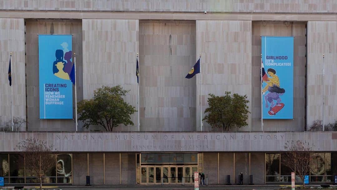 のインスタグラム：「Due to rising regional and national cases related to the COVID-19 pandemic, our museum and all @Smithsonian museums, including the National Zoo, will temporarily close to the public starting Monday, November 23. We are not announcing a reopening date at this time.   Visitors who had reserved timed-entry passes to visit at a future date are being contacted directly.   While our spaces are closed, we're still here for you online. Visit our website (link in bio) to:   👠 Explore our collection. 🔍 See our exhibitions. 🏫 Find learning resources for teachers, students and caregivers. 📱 Read our blog. 💻 Discover virtual resources from across the Smithsonian.」