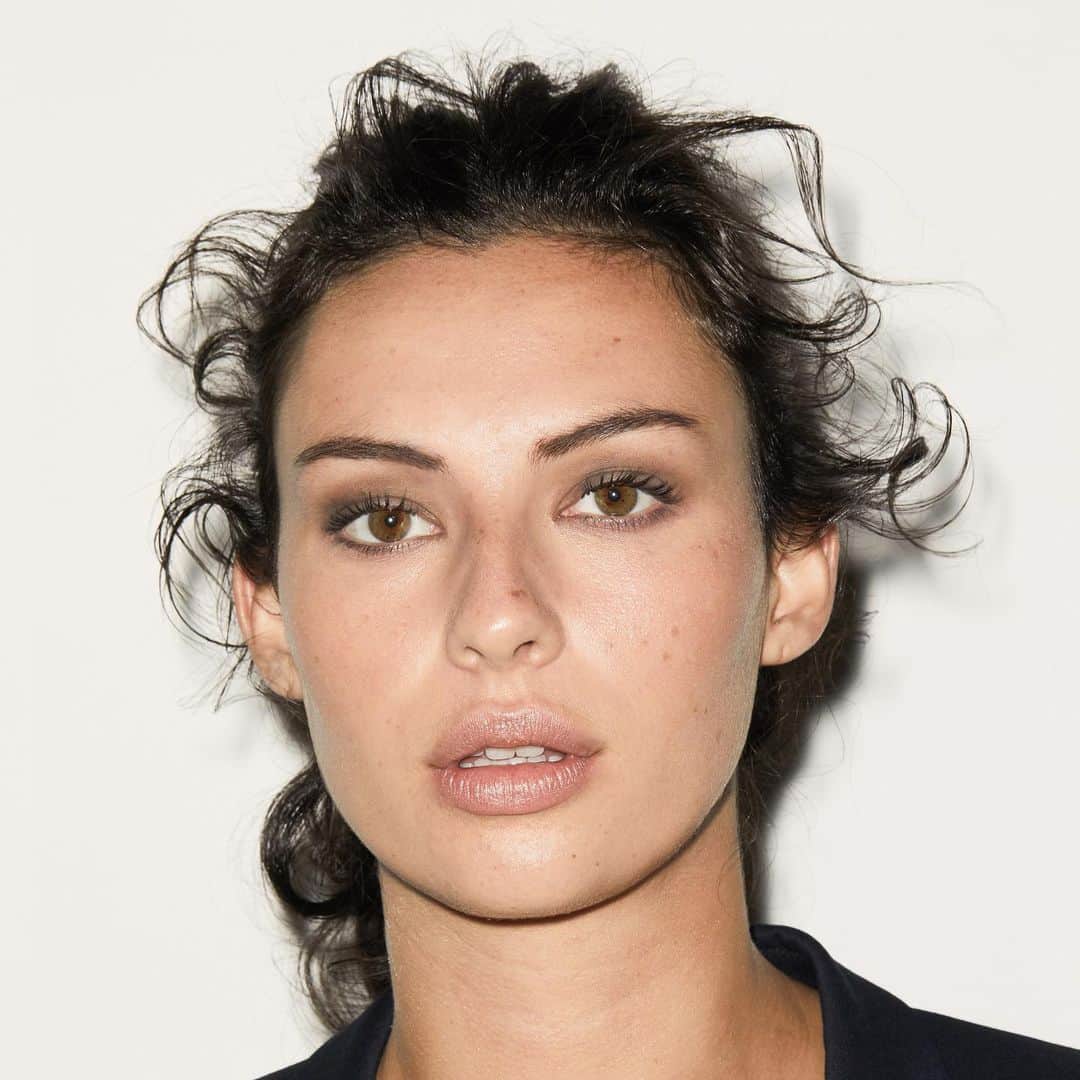 ボビー・ブラウンのインスタグラム：「This is Jenna  who looks so chic in her soft Smokey eye for @jonesroadbeauty and hardly there face makeup inspired by @shopoldceline and @phoebephilodiary  To get the look I used @jonesroadbeauty face pencils launching in January and Miracle Balm Au Natural on cheeks and lips. I filled in her brows w The best brown eyeshadow a preview of the shadows launching in the spring. I use the best brown pencil coming in the next kit (Tuesday launch) and smudged the brown shadow super lightly and added depth w the pencil and two coats of the black mascara. By @benritterphoto @hervecb @tboyaficionado」