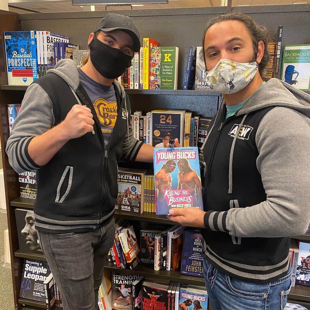 マット・ジャクソンのインスタグラム：「Just went into the @barnesandnoble on Claire Lane Center here in Jacksonville & signed our books on the shelf. Come & grab them!」